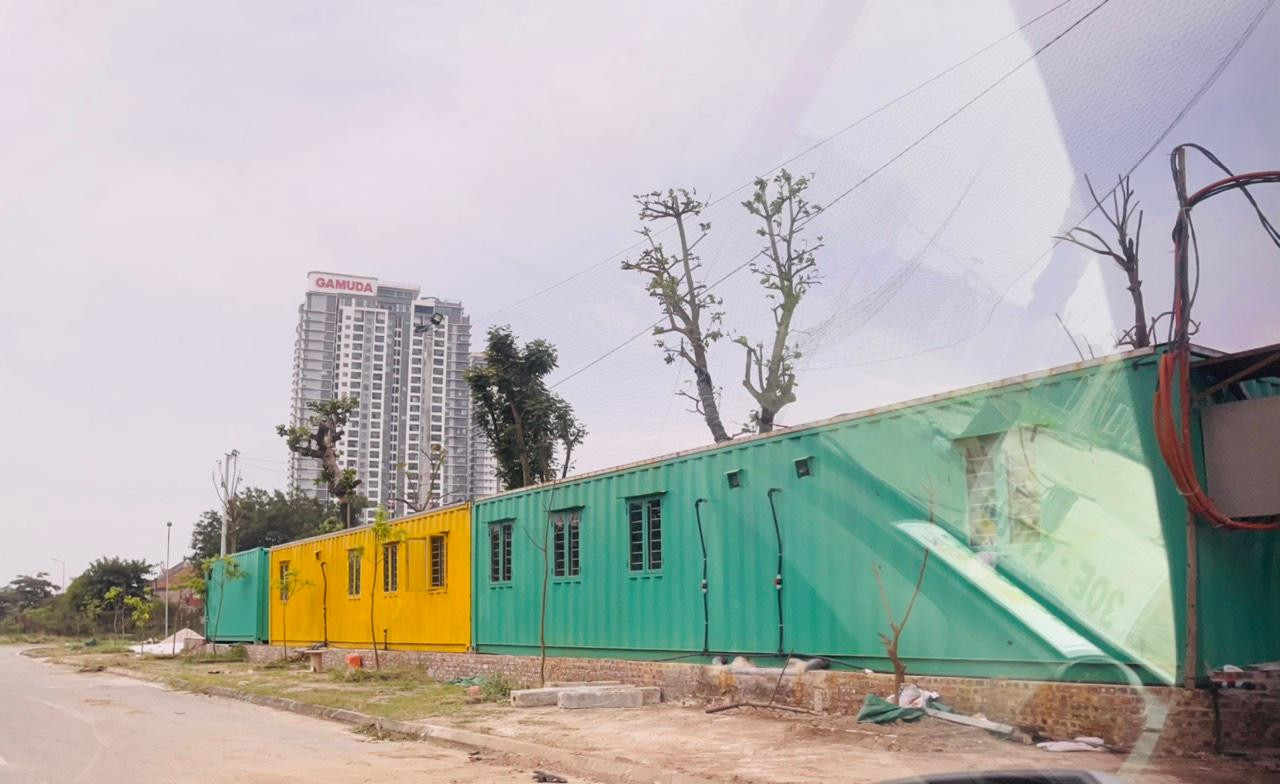 Loạt container đặt tại khu đất dự án