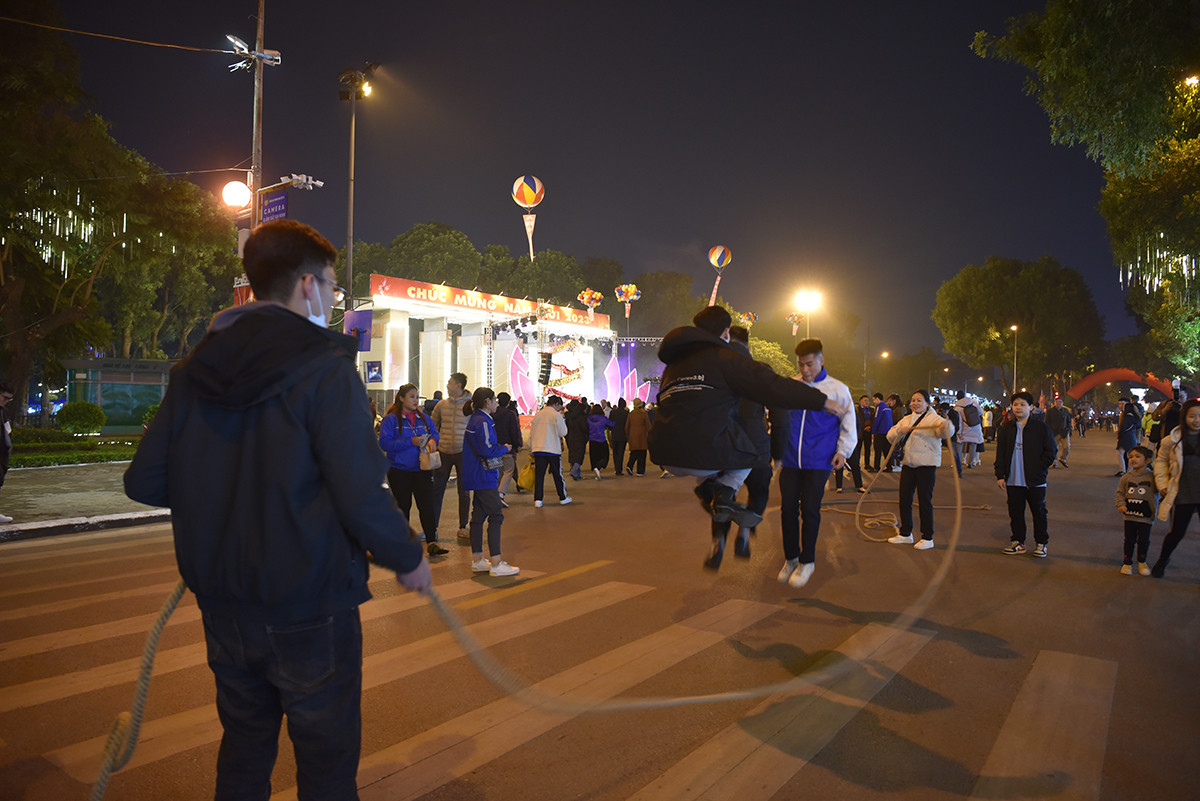 Tại phố đi bộ có 1 số trò chơi dân gian như nhảy dây, nhảy sạp.