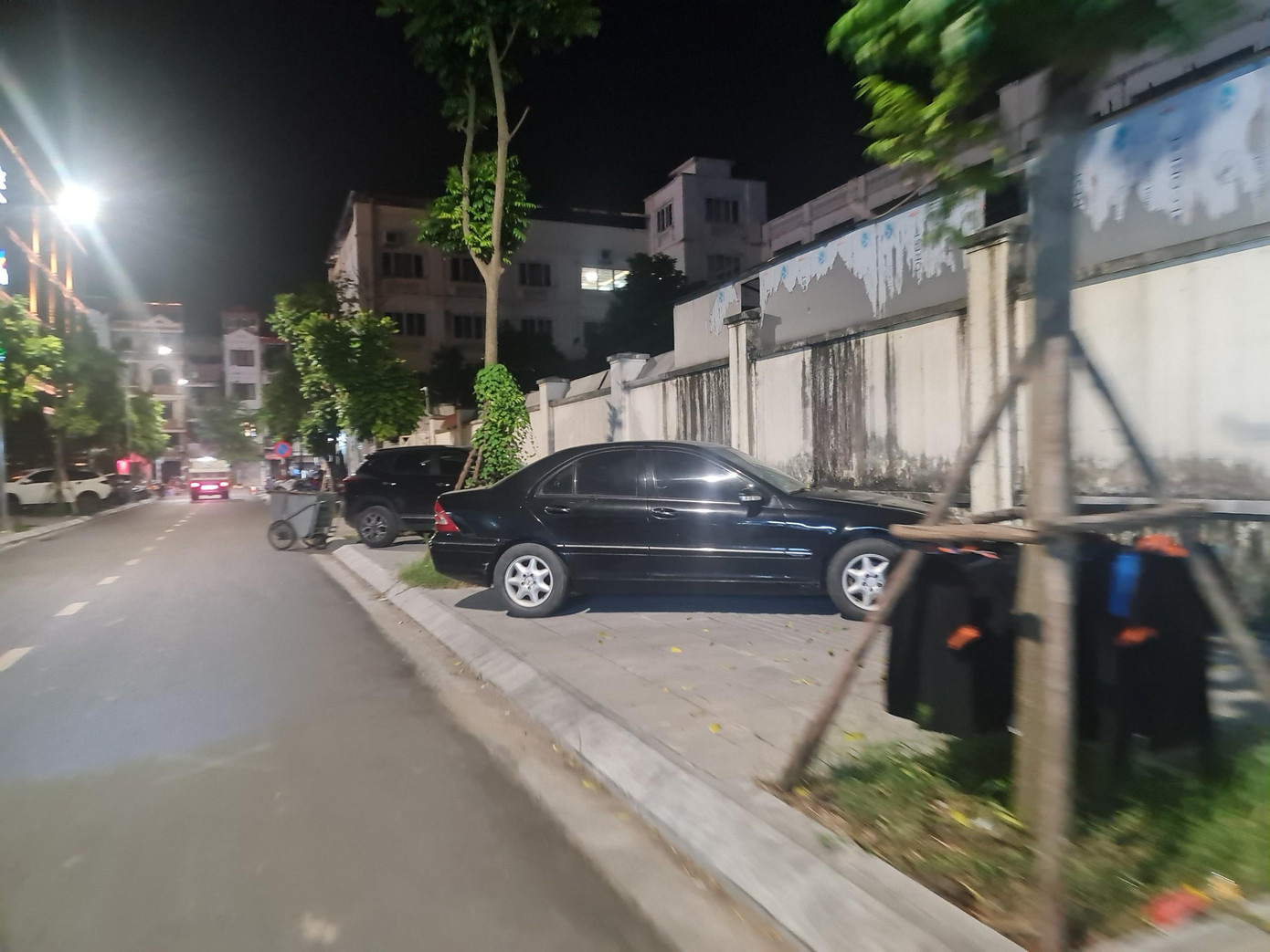 Đại diện UBND phường Chương Dương cho biết, cuối tuần qua phường đã ra quân xử lý tình trạng lấn chiếm vỉa hè, treo biển quảng cáo, vi phạm trật tự đô thị trên phố Chương Dương Độ