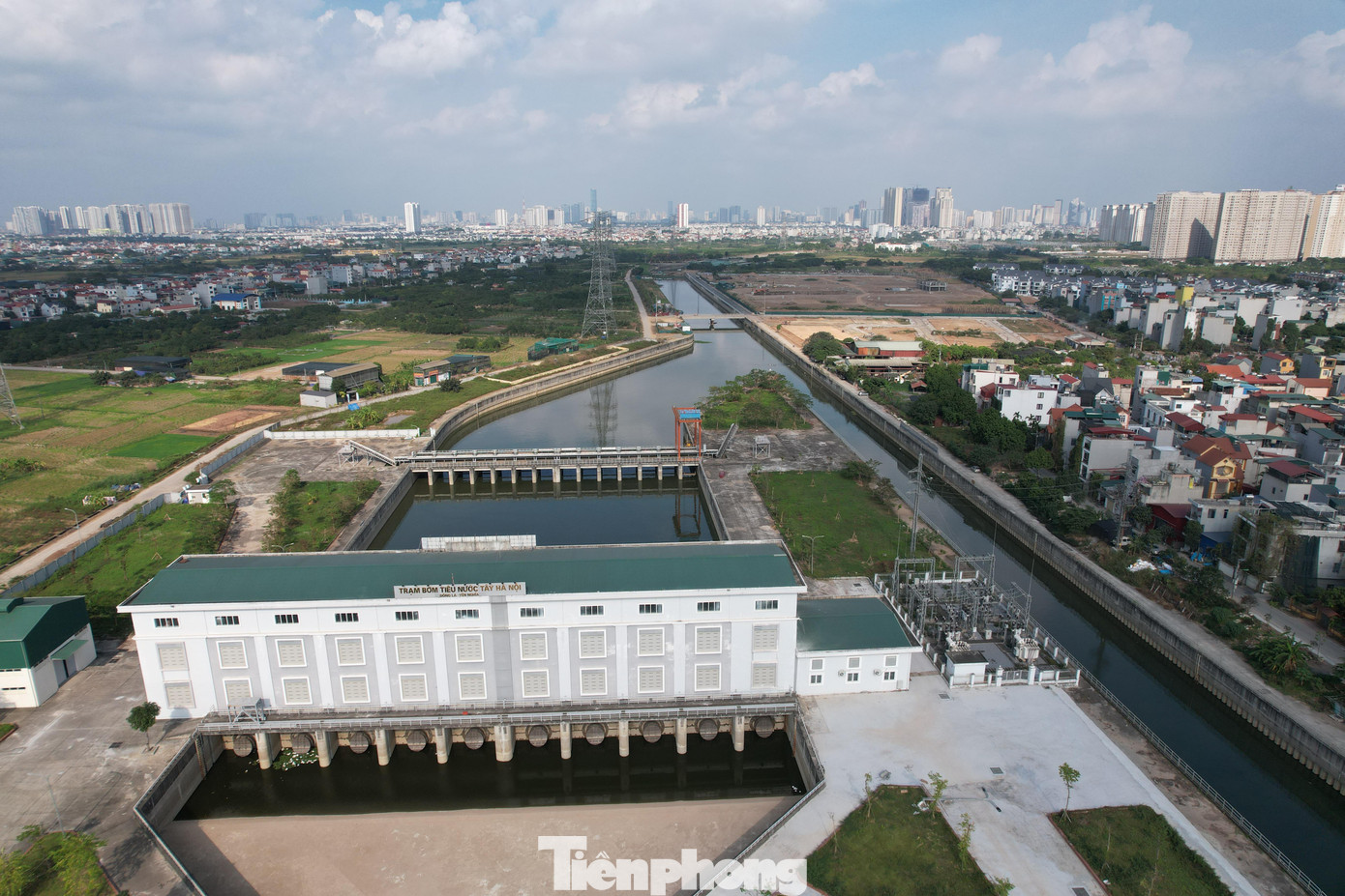 Về cơ chế hoạt động của trạm bơm, vị này cho biết, trạm bơm Yên Nghĩa có 10 tổ máy bơm, sẽ bắt đầu vận hành tổ máy khi mực nước trên sông Nhuệ đạt cao trình dương 4. Tùy theo lưu lượng nước đổ về, các máy bơm sẽ được vận hành theo. Dưới cao trình này, thì vẫn thực hiện tiêu tự chảy qua trục chính sông Nhuệ.