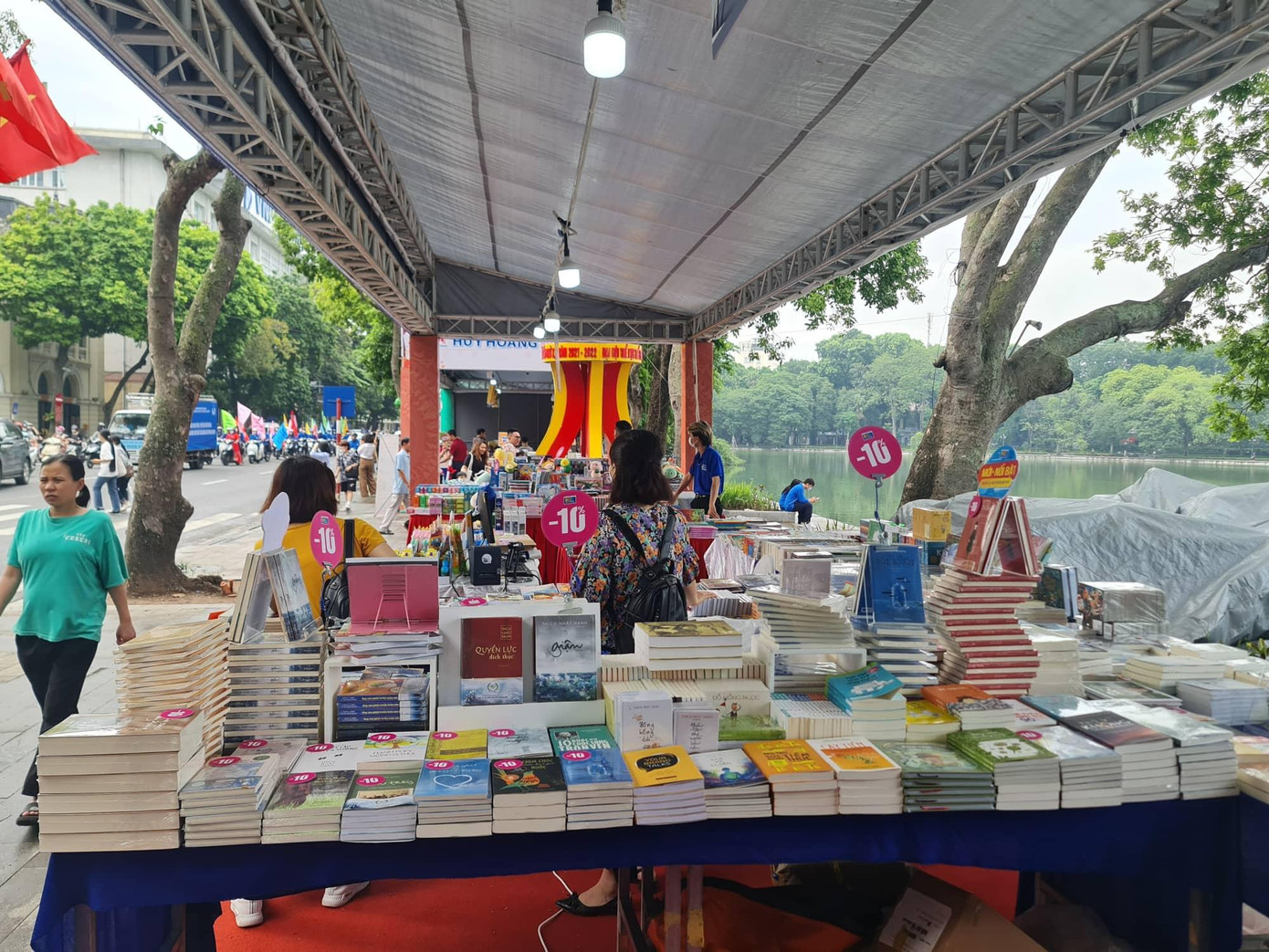 Tọa đàm: “Đánh thức tiềm năng trong con qua sách tương tác” do Đinh Tị Books tổ chức, khách mời chia sẻ là Thạc sĩ tâm lý giáo dục Lại Vũ Kiều Trang sẽ là góc nhìn mới mẻ, tương tác, đầy trải nghiệm. Tọa đàm: “Đánh thức tiềm năng trong con qua sách tương tác” do Đinh Tị Books tổ chức, khách mời chia sẻ là Thạc sĩ tâm lý giáo dục Lại Vũ Kiều Trang sẽ là góc nhìn mới mẻ, tương tác, đầy trải nghiệm.