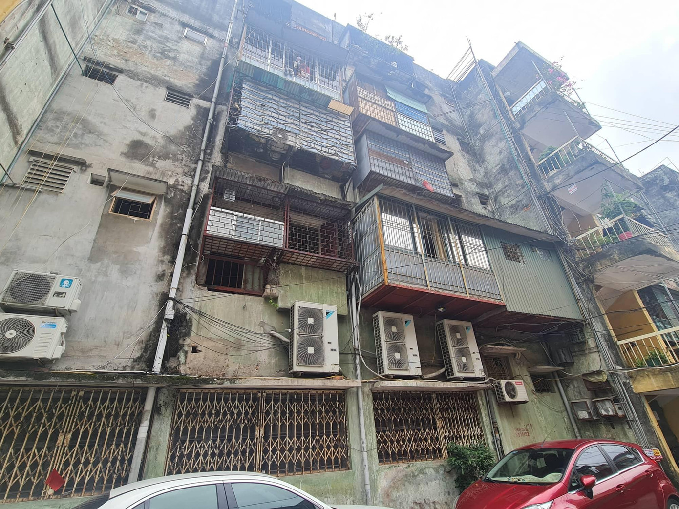 Cũng như hàng nghìn chung cư khác trên địa bàn thành phố, khu tập thể Hóa Chất cũng xảy ra tình trạng cơi nới chuồng cọp khiến các kết cấu của tòa nhà bị biến dạng