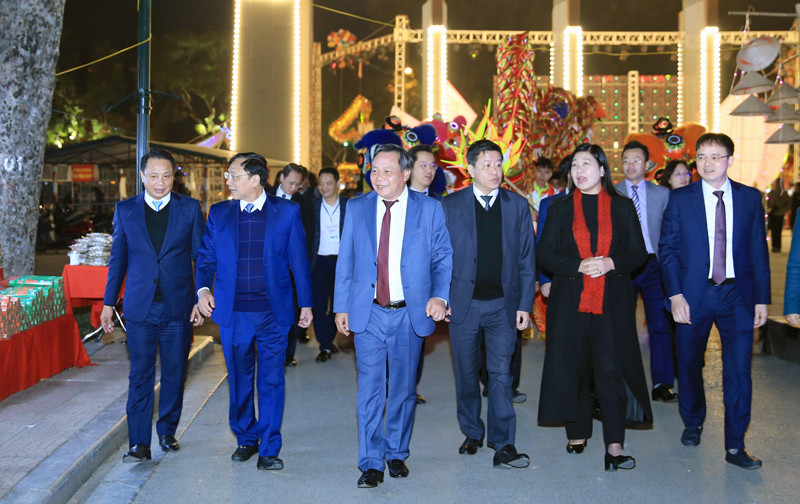 Phó Bí thư Thành ủy Hà Nội Nguyễn Văn Phong và các đại biểu tham dự buổi lễ khai trương phố đi bộ (Ảnh: Quang Thái).