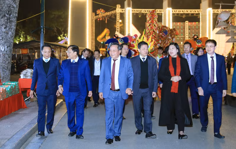Phó Bí thư Thành ủy Hà Nội Nguyễn Văn Phong và các đại biểu tham dự buổi lễ khai trương phố đi bộ (Ảnh: Quang Thái).