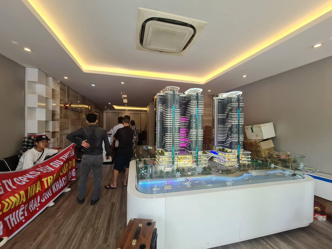 Khách hàng tại dự án Swisstouches Laluna Resort đến trụ sở chủ đầu tư đòi quyền lợi Khách hàng tại dự án Swisstouches Laluna Resort đến trụ sở chủ đầu tư đòi quyền lợi