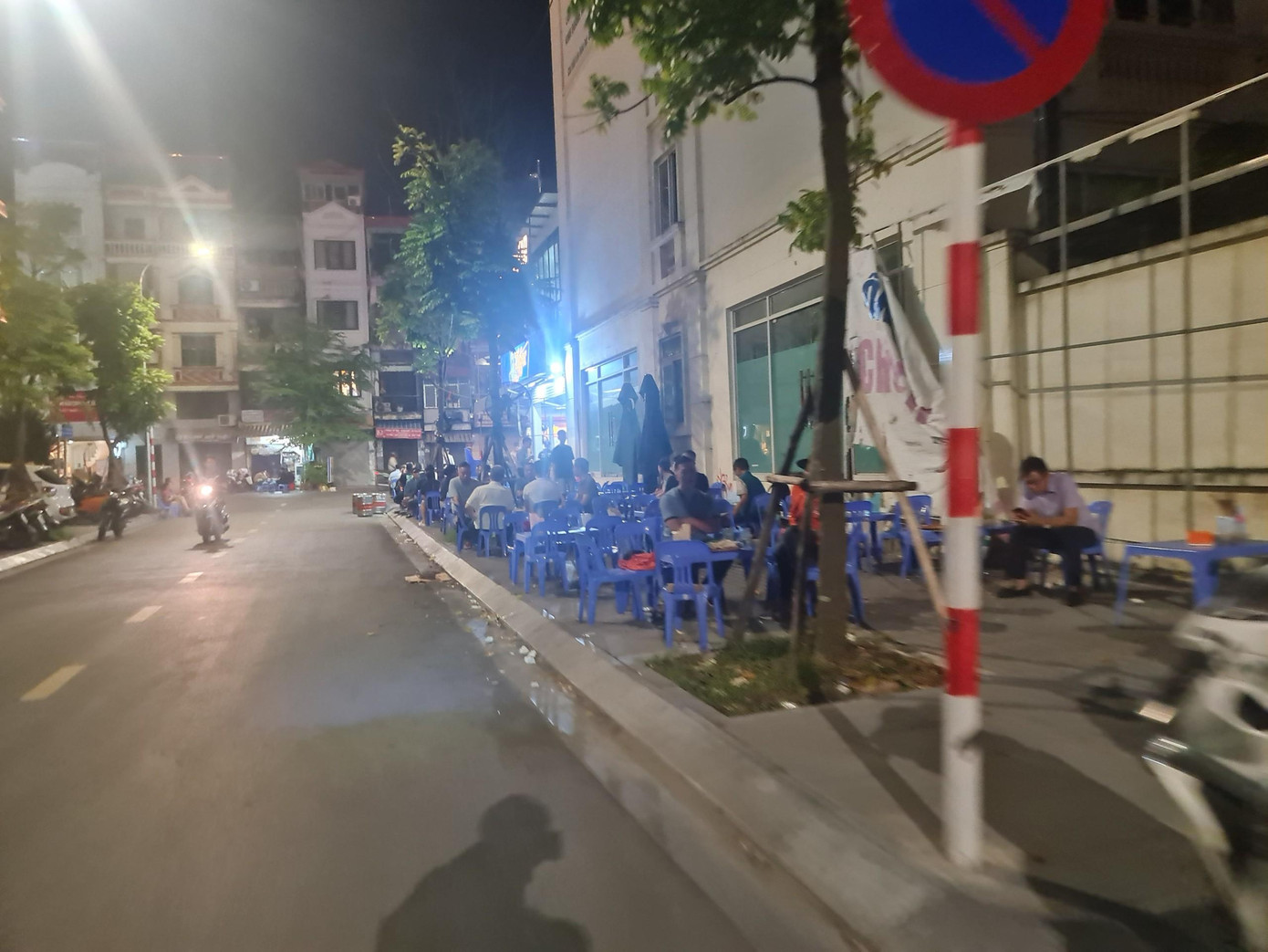 Tuy nhiên, tình trạng "cát cứ" vỉa hè đã diễn ra trong thời gian dài tại đây khiến bộ mặt đô thị nhếch nhác. Thậm chí có cả đơn tố cáo, xảy ra mất an ninh trật tự do tranh chấp nơi buôn bán.