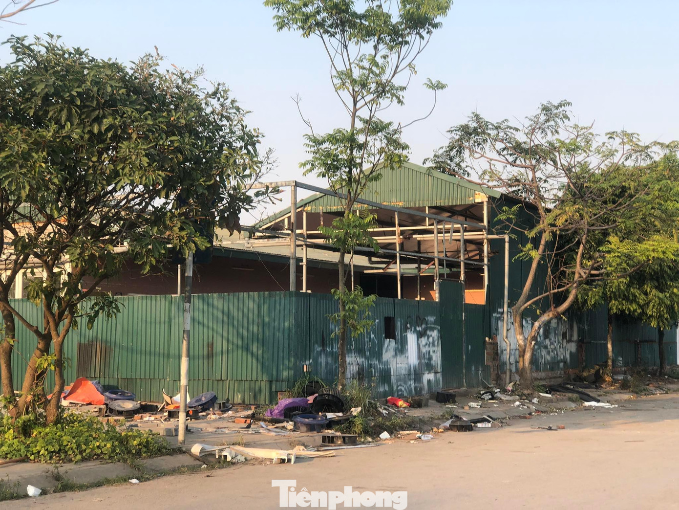 Trước đó, ngày 23/8/2021, Trung tâm Phát triển quỹ đất có Thông báo số 113/PTQĐ gửi 12 doanh nghiệp về chủ trương dừng khai thác tạm, cho thuê mặt bằng theo chỉ đạo của Thành phố và đề nghị các đơn vị chuẩn bị hồ sơ tài liệu có liên quan để làm thủ tục thanh lý Hợp đồng thuê mặt bằng. Chỉ có 1 doanh nghiệp thực hiện, còn 11 doanh nghiệp chưa phối hợp thực hiện.