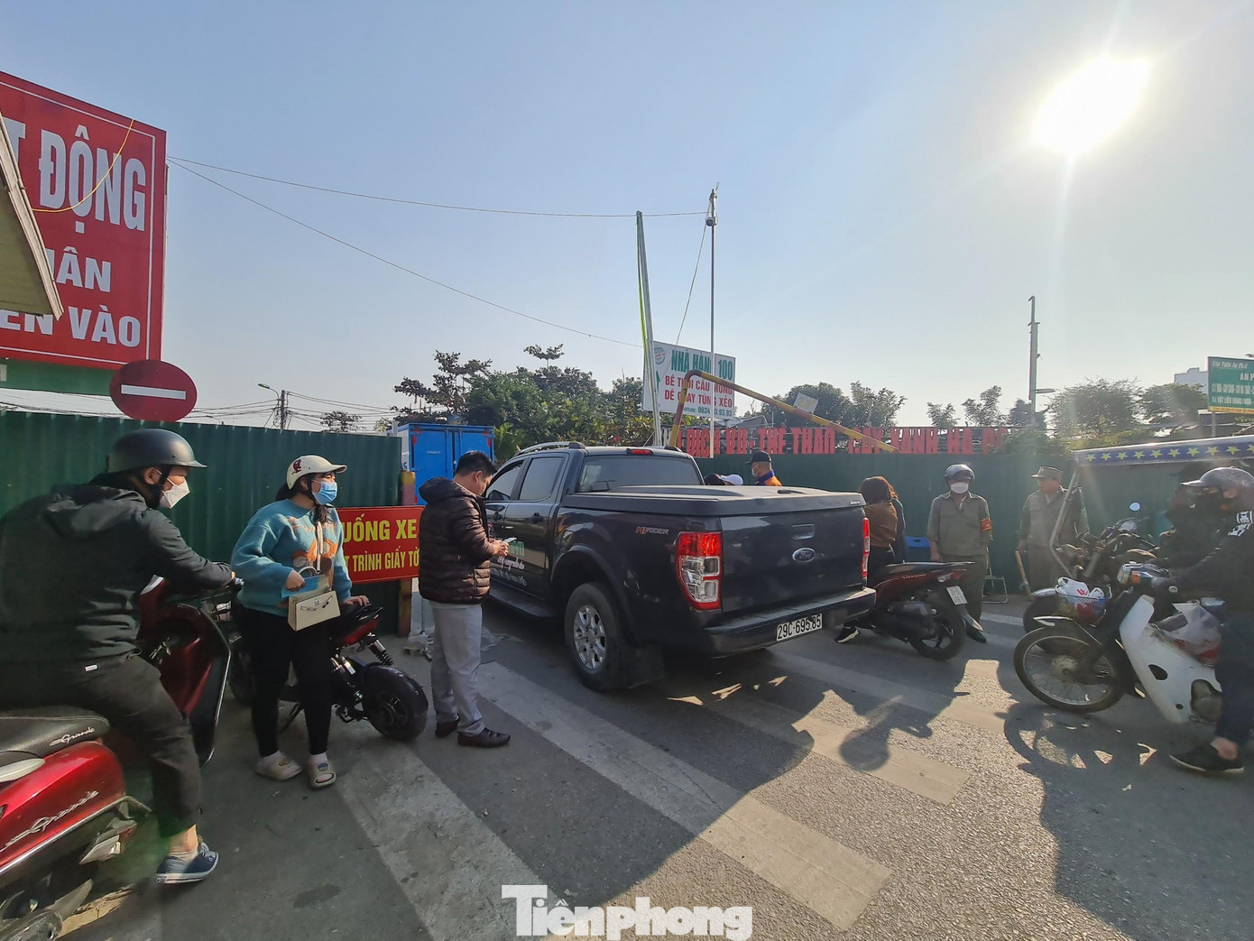 Ngày 10/12, Cơ quan chức năng quận Hà Đông (Hà Nội) triển khai lực lượng tổ chức lắp hàng rào tôn quanh lối ra vào dự án Khu công viên văn hóa - vui chơi, giải trí, thể thao quận Hà Đông, diện tích 52,87ha. Đến nay sau 10 ngày, toàn bộ hoạt động tạm bên trong dự án đã dừng hoàn toàn. Tổ kiểm soát trực 24/7 tại cổng ra vào duy nhất chỉ cho phép người có thẻ ra vào.