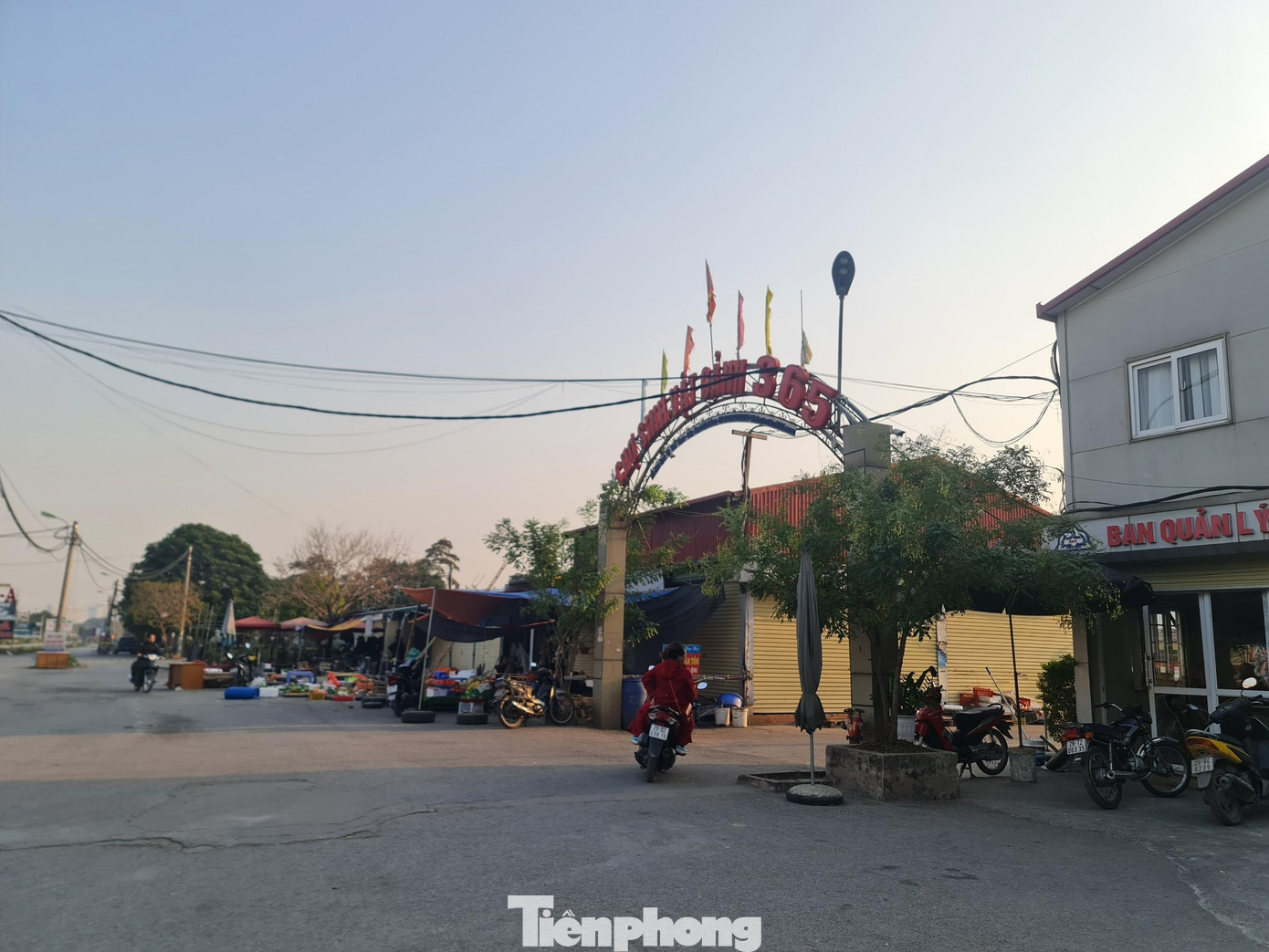 Tại khu chợ 365 nhiều tiểu thuơng vẫn đang bị tồn hàng. Cuối ngày, họ mang hoa quả ra ngoài tường rào bày bán