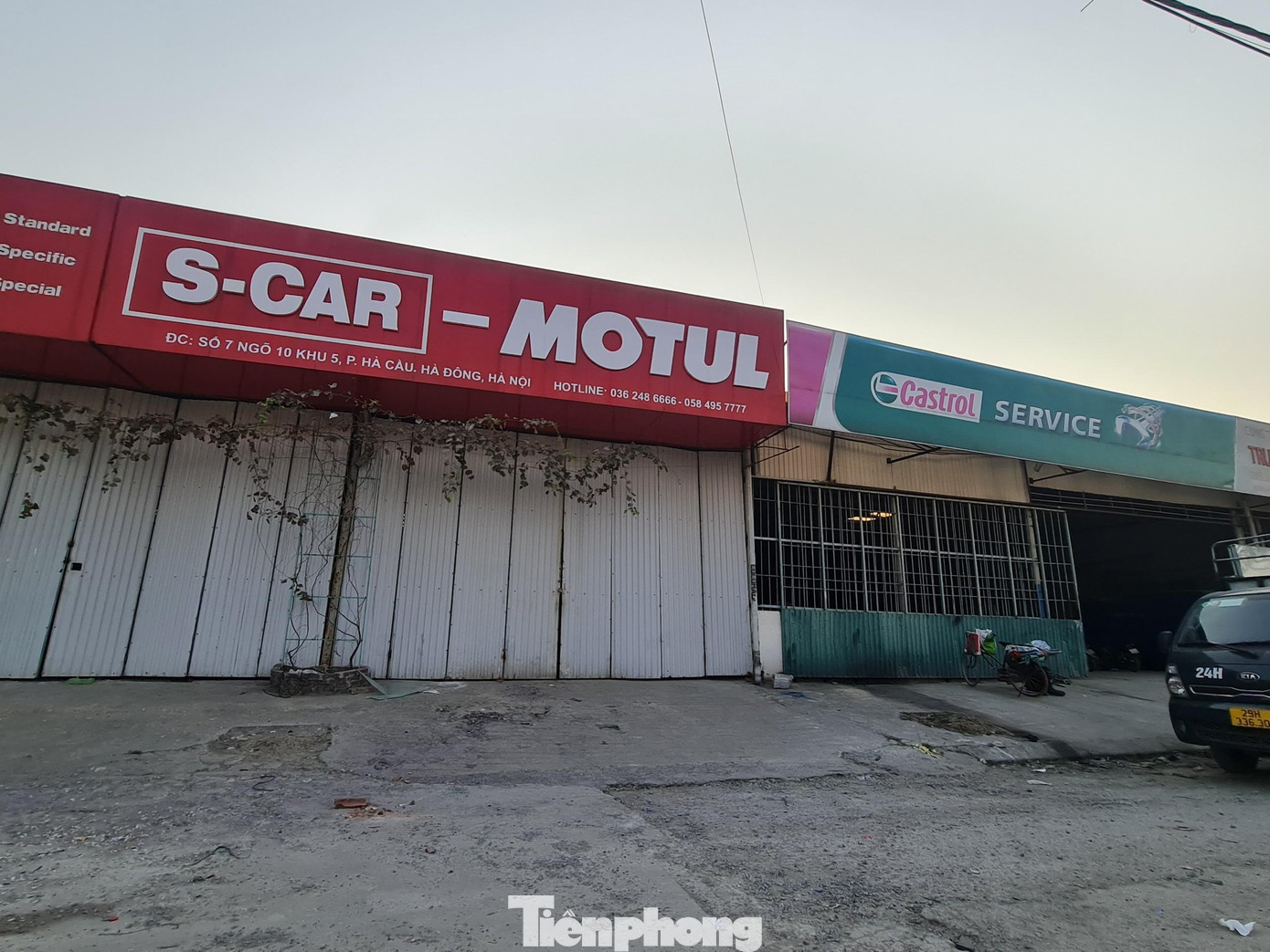 Loạt gara ô tô đã dừng hoạt động, chỉ còn vài ô tô tải chở thiết bị từ gara đi nơi khác