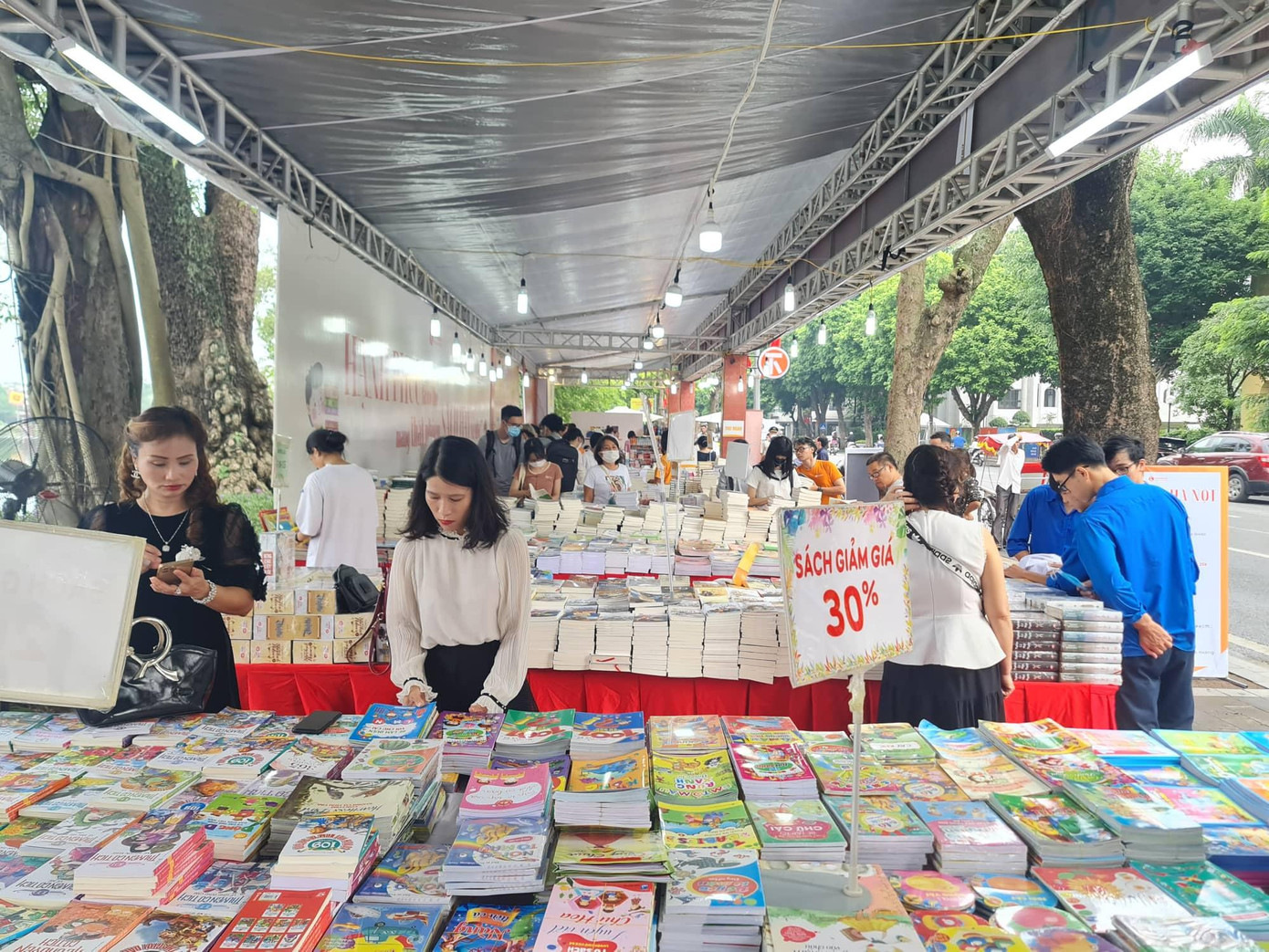 Trong thời gian diễn ra hội sách, chương trình workshop “Tự tay làm sách - Cùng con kiến tạo thế giới chuyển động” hứa hẹn là cuộc thi sáng tạo đầy trải nghiệm, thu hút đông đảo độc giả tham gia. Trong thời gian diễn ra hội sách, chương trình workshop “Tự tay làm sách - Cùng con kiến tạo thế giới chuyển động” hứa hẹn là cuộc thi sáng tạo đầy trải nghiệm, thu hút đông đảo độc giả tham gia.