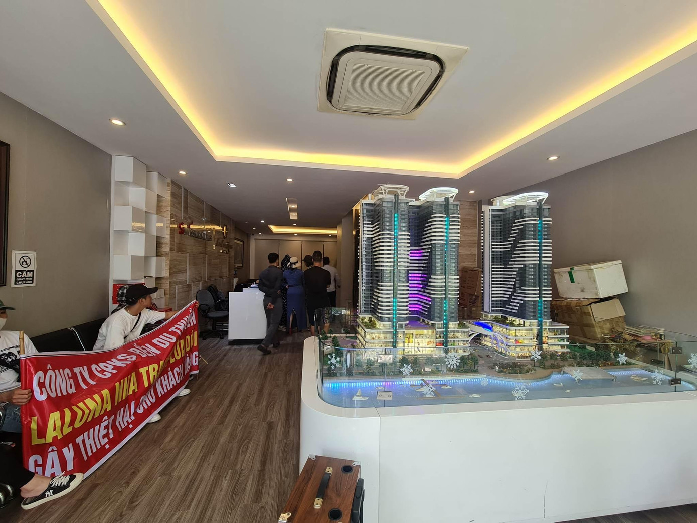 Khách hàng đòi quyền lợi tại văn phòng của chủ đầu tư tại quận Nam Từ Liêm, Hà Nội