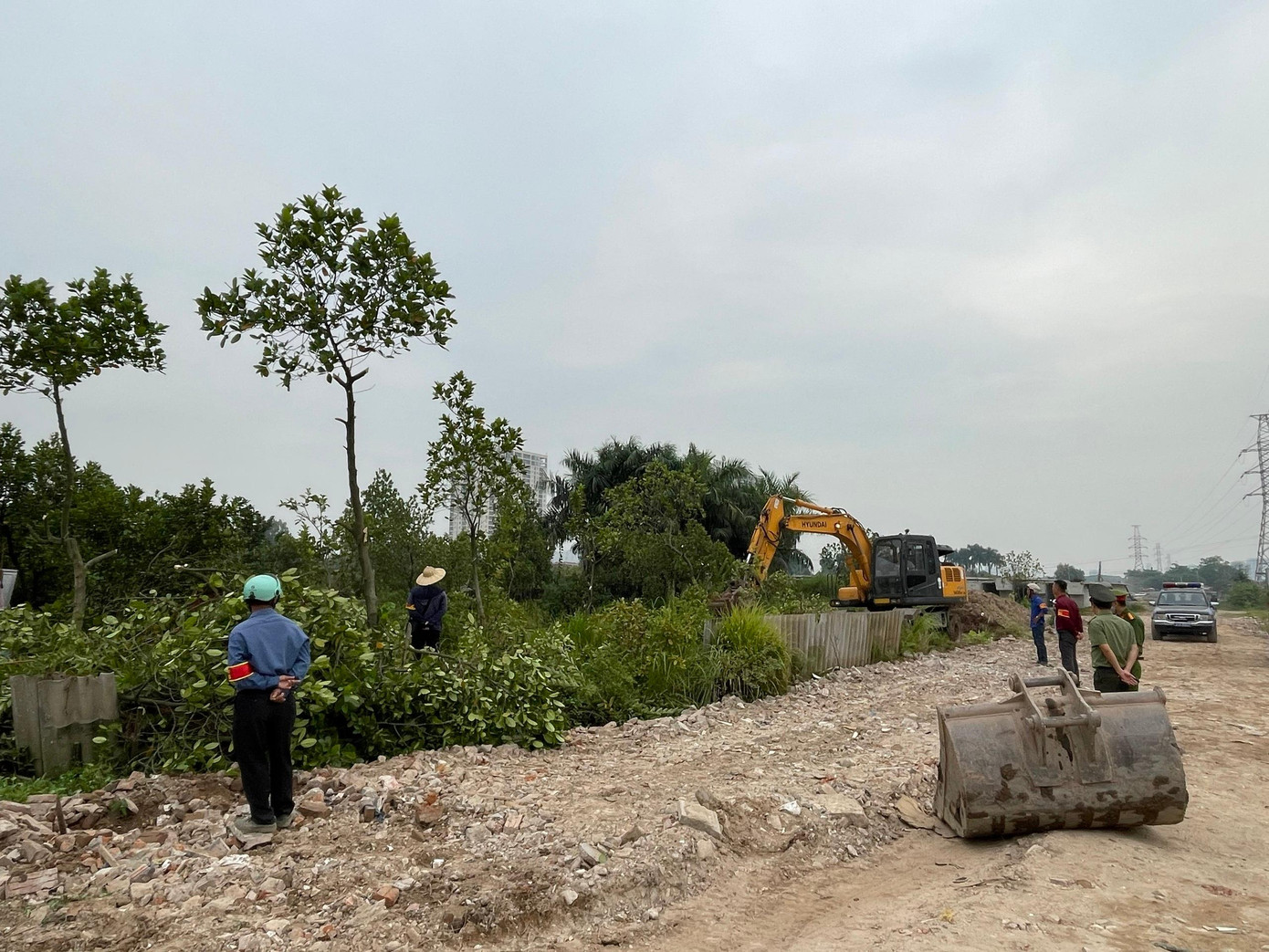 Dự án xây dựng tuyến đường ven sông Cầu Ngà, điểm đầu tuyến xuất phát từ trạm bơm Cầu Ngà (giao với tuyến đường từ trạm bơm Cầu Ngà đến Đại lộ Thăng Long) đi qua đường 70 đến hết địa phận quận Nam Từ Liêm (ranh giới giữa quận Nam Từ Liêm và huyện Hoài Đức), gồm 2 đoạn: Đoạn 1 từ trạm bơm Cầu Ngà đến đường 70, chiều dài khoảng 1,0km; Đoạn 2 từ đường 70 đến hết địa phận quận Nam Từ Liêm, chiều dài khoảng 2,0km.