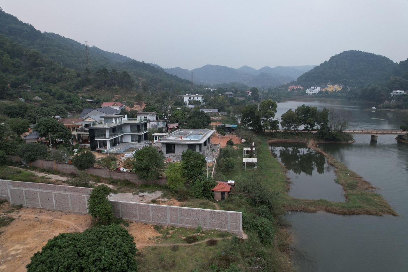 Một công trình đang hoàn thiện tại khu vực hồ Đồng Đò, xã Minh Trí, huyện Sóc Sơn. Ảnh chụp tháng 11/2022 Một công trình đang hoàn thiện tại khu vực hồ Đồng Đò, xã Minh Trí, huyện Sóc Sơn. Ảnh chụp tháng 11/2022