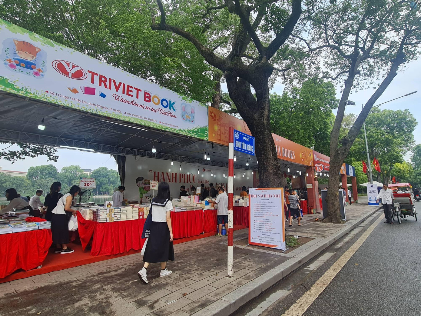 Nhằm mở rộng phạm vi tiếp cận, giúp độc giả và các bậc phụ huynh hiểu được giá trị, lợi ích của sách tương tác - một giải pháp, học cụ hữu hiệu có thể thay thế các thiết bị điện tử, giúp trẻ “cai nghiện” Iphone, Ipad. Nhằm mở rộng phạm vi tiếp cận, giúp độc giả và các bậc phụ huynh hiểu được giá trị, lợi ích của sách tương tác - một giải pháp, học cụ hữu hiệu có thể thay thế các thiết bị điện tử, giúp trẻ “cai nghiện” Iphone, Ipad.