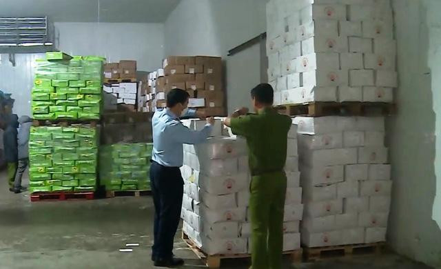 Kho hàng thực phẩm thời điểm bị thu giữ Kho hàng thực phẩm thời điểm bị thu giữ