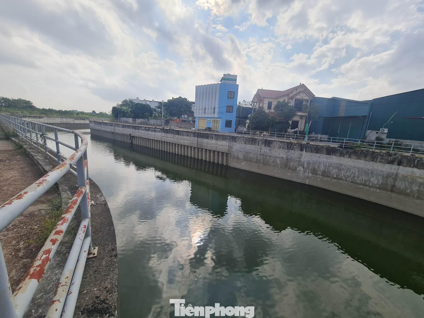 Bên cạnh đó, toàn bộ khu vực phía Tây Hà Nội rộng khoảng 18.000ha, đã được quy hoạch hệ thống 4 trạm bơm, bao gồm: Liên Mạc, Yên Thái, Đào Nguyên và Yên Nghĩa. Sau khi hoàn thành trạm bơm Yên Nghĩa phục vụ chính cho hơn 6.000 ha nông nghiệp, hỗ trợ thoát nước cho khu vực quận Hà Đông, huyện Hoài Đức, Đan Phượng và một phần của quận Nam Từ Liêm. Việc tiêu thoát nước chỉ thực sự hiệu quả khi hệ thống 4 trạm bơm cùng hoạt động.