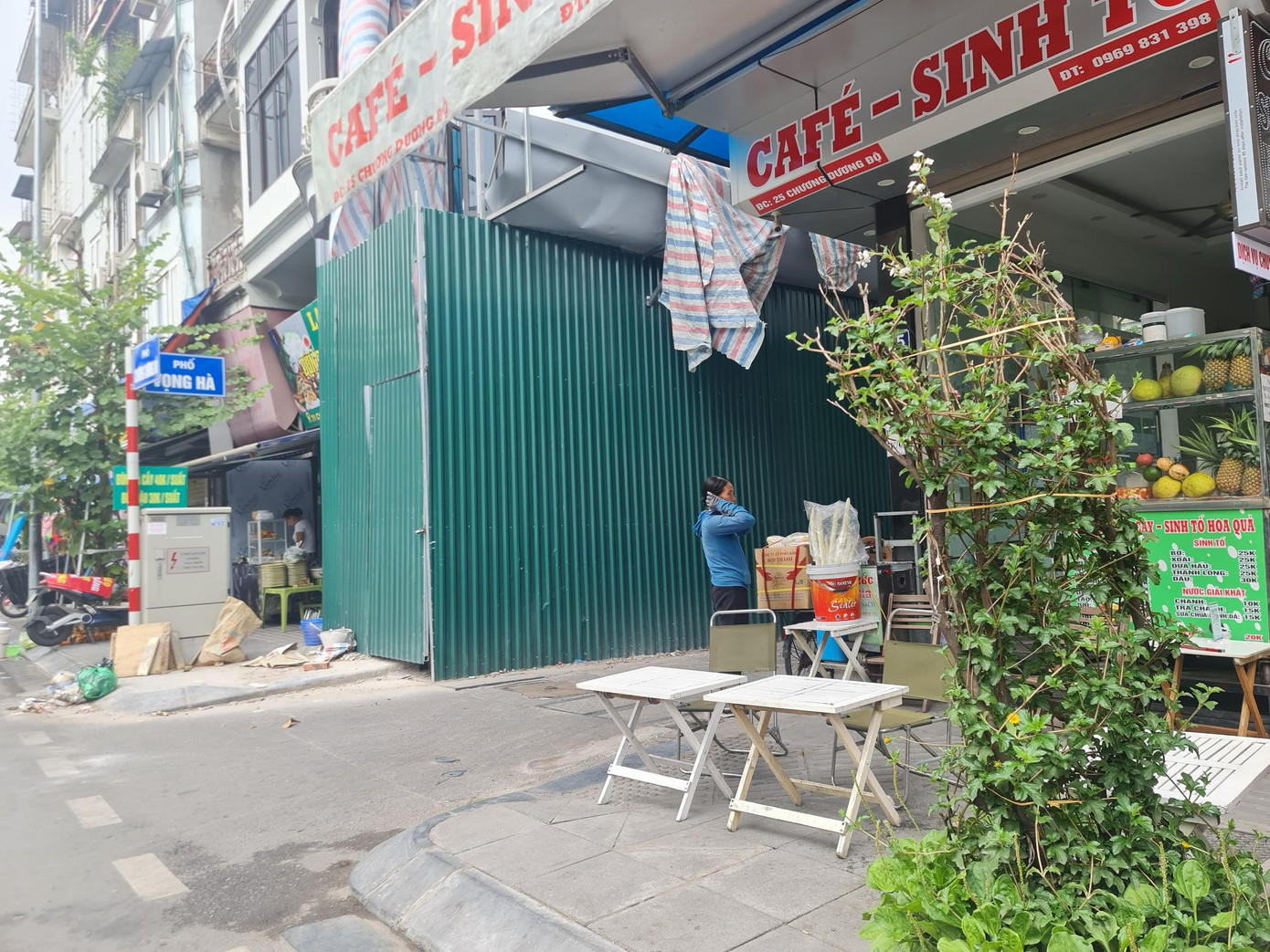 Dự án hầm chui dự kiến được khởi công trong quý IV/2022 và hoàn thành trong quý III/2023. Thế nhưng khi vừa mở rộng, đường Chương Dương Độ đã bị lấn chiếm phục vụ các cửa hàng, nhà hàng ăn uống tại đây