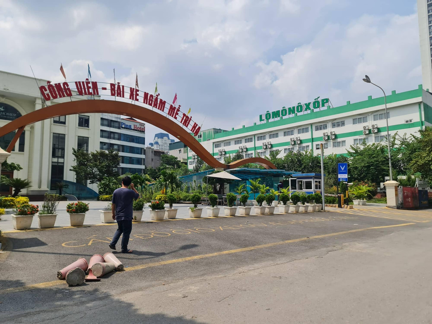 Được biết, Công ty cổ phần đầu tư và phát triển đô thị Tây Hồ (Chủ đầu tư) đã chuyển nhượng tài sản trên đất cho Công ty cổ phần đầu tư hạ tầng đô thị Minh An. Sau đó, Công ty Minh An cho thuê hàng loạt với mức giá trung bình khoảng 115.000 đồng/m2 sàn.