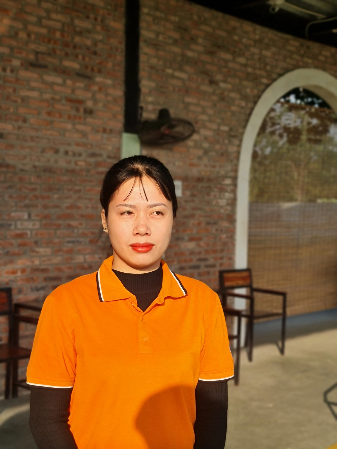 Chị Trần Ngọc Huyền (nhân viên sân tập Golf Hà Đông) gần như mất hết thu nhập sau khi sân tập golf dừng hoạt động Chị Trần Ngọc Huyền (nhân viên sân tập Golf Hà Đông) gần như mất hết thu nhập sau khi sân tập golf dừng hoạt động