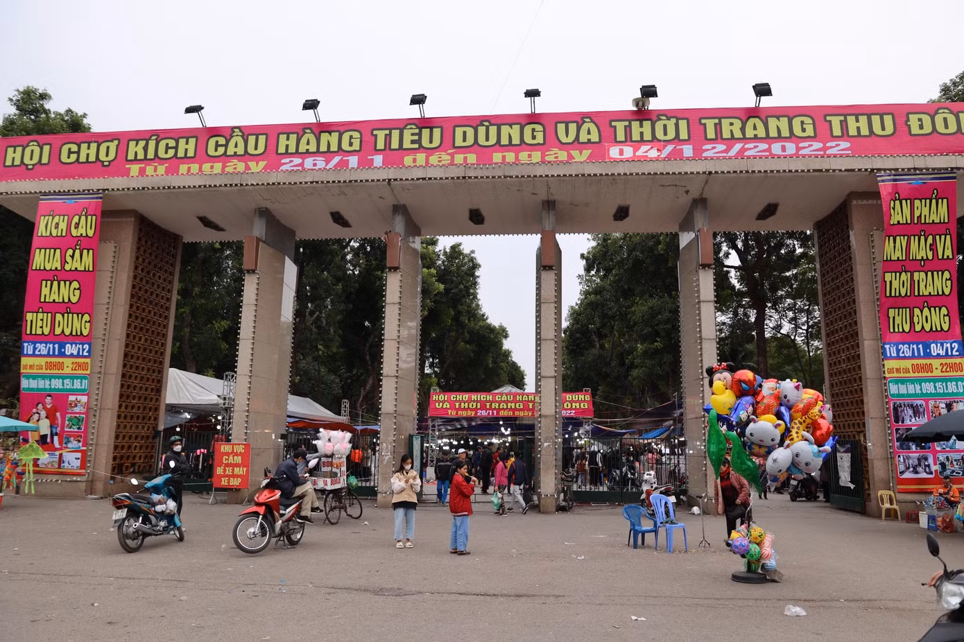 Công viên Thống Nhất cổng Trần Nhân Tông. Ảnh: Như Ý