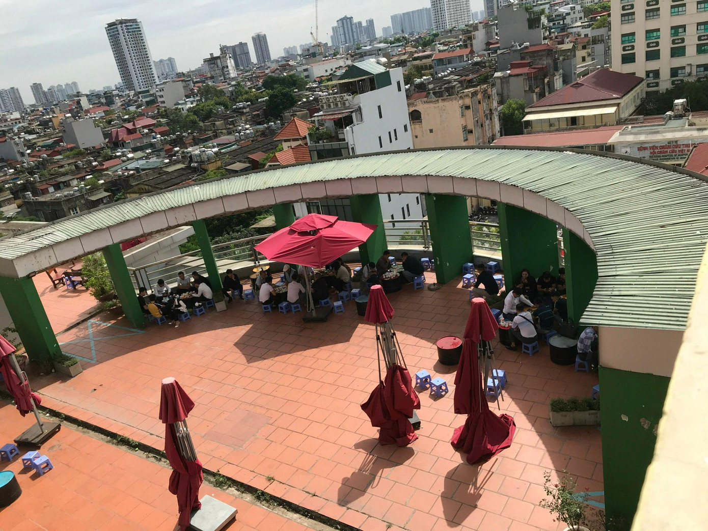 Khu vực bên ngoài văn phòng tầng M là nơi nhân viên văn phòng sinh hoạt.