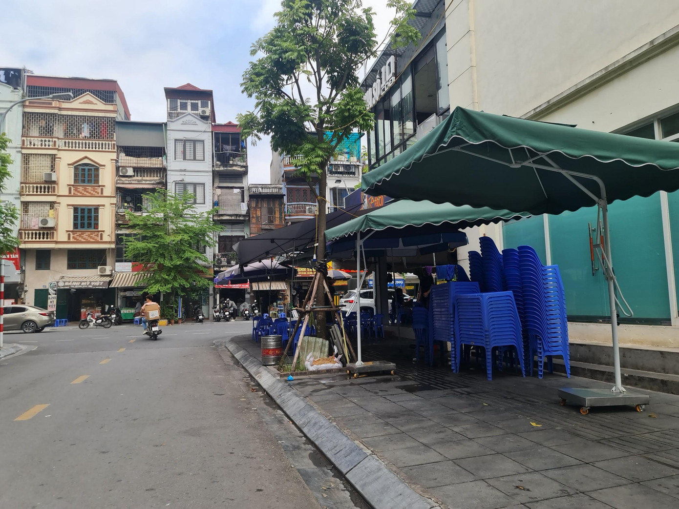 Được biết, thời gian qua, Ban Chỉ đạo 197 quận Hoàn Kiếm đã lập hai tổ công tác liên ngành của liên tục ra quân chấn chỉnh công tác giải quyết, kiểm tra, xử lý trật tự đô thị, trật tự giao thông, vệ sinh môi trường trên địa bàn quận. Mỗi tổ công tác của quận phụ trách kiểm tra, đánh giá đối với 9 phường trên địa bàn và đặc biệt sẽ không thông báo trước thời gian, địa bàn kiểm tra.