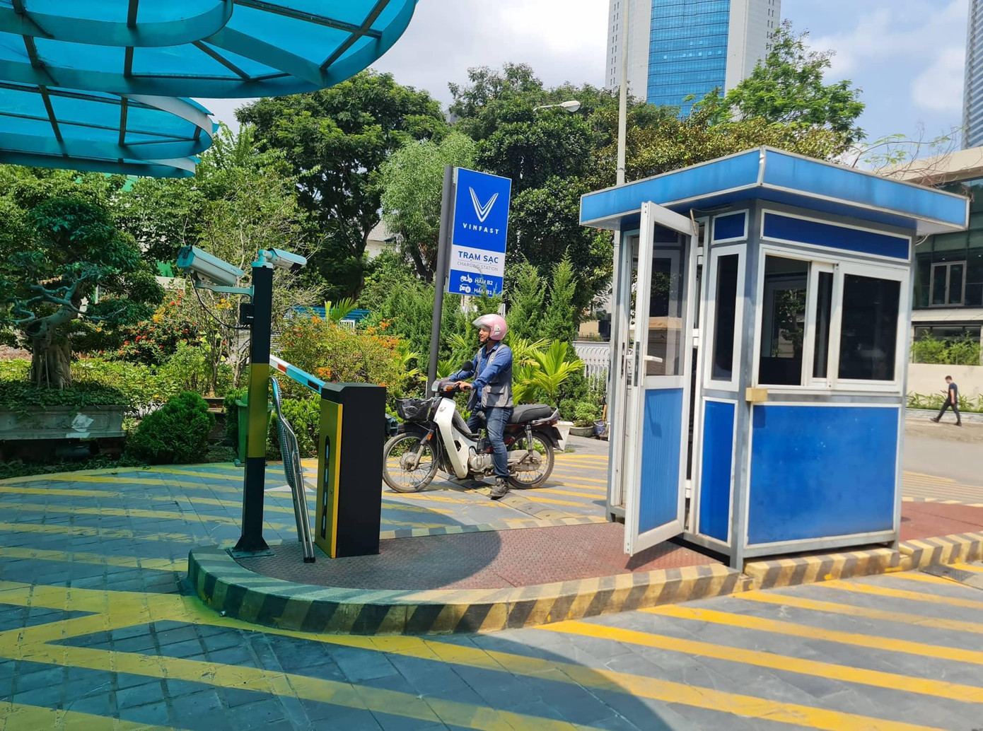 Bãi đỗ xe ngầm Mễ Trì Hạ (quận Nam Từ Liêm, Hà Nội) được Sở Xây dựng cấp phép năm 2018. Dự án có 3 tầng hầm với tổng diện tích 22.676m2, công năng sử dụng làm bãi đỗ, công suất khai thác khoảng 550 xe. Tuy vậy, trong quá trình khai thác, 3 tầng hầm đỗ xe đã bị “biến tướng” thành nhiều phòng tập golf, tập gym, bi-a, nhà kho chứa đồ, hộp giấy với nhiều vật liệu dễ cháy. Ngày 26/6/2022, UBND quận Nam Từ Liêm ban hành quyết định đình chỉ hoạt động của dự án.