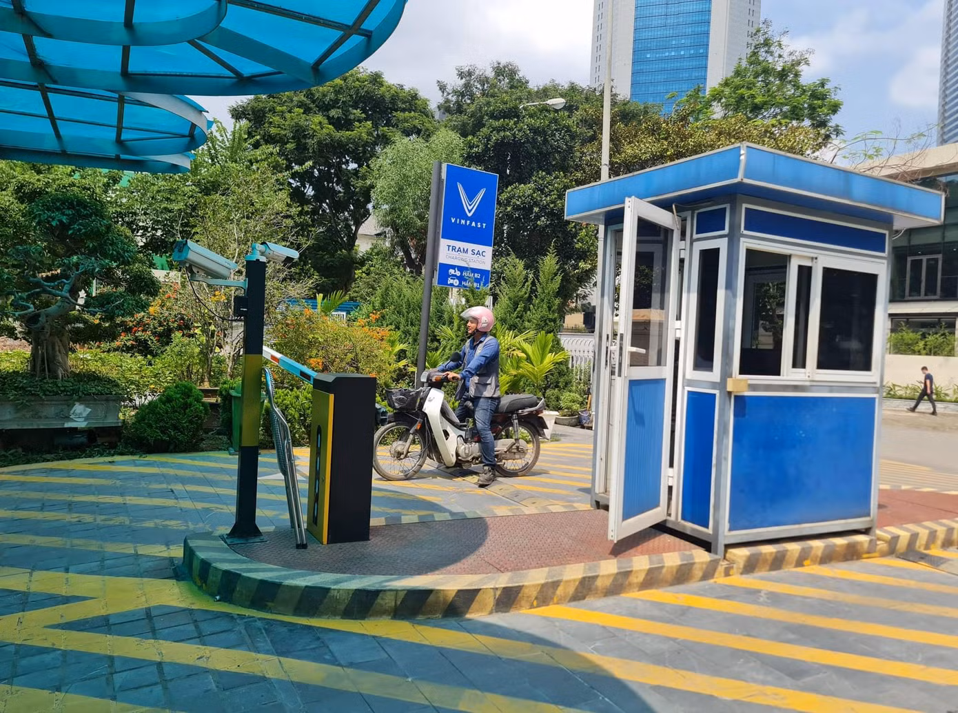 Bãi đỗ xe ngầm Mễ Trì Hạ (quận Nam Từ Liêm, Hà Nội) được Sở Xây dựng cấp phép năm 2018. Dự án có 3 tầng hầm với tổng diện tích 22.676m2, công năng sử dụng làm bãi đỗ, công suất khai thác khoảng 550 xe. Tuy vậy, trong quá trình khai thác, 3 tầng hầm đỗ xe đã bị “biến tướng” thành nhiều phòng tập golf, tập gym, bi-a, nhà kho chứa đồ, hộp giấy với nhiều vật liệu dễ cháy. Ngày 26/6/2022, UBND quận Nam Từ Liêm ban hành quyết định đình chỉ hoạt động của dự án. Bãi đỗ xe ngầm Mễ Trì Hạ (quận Nam Từ Liêm, Hà Nội) được Sở Xây dựng cấp phép năm 2018. Dự án có 3 tầng hầm với tổng diện tích 22.676m2, công năng sử dụng làm bãi đỗ, công suất khai thác khoảng 550 xe. Tuy vậy, trong quá trình khai thác, 3 tầng hầm đỗ xe đã bị “biến tướng” thành nhiều phòng tập golf, tập gym, bi-a, nhà kho chứa đồ, hộp giấy với nhiều vật liệu dễ cháy. Ngày 26/6/2022, UBND quận Nam Từ Liêm ban hành quyết định đình chỉ hoạt động của dự án.
