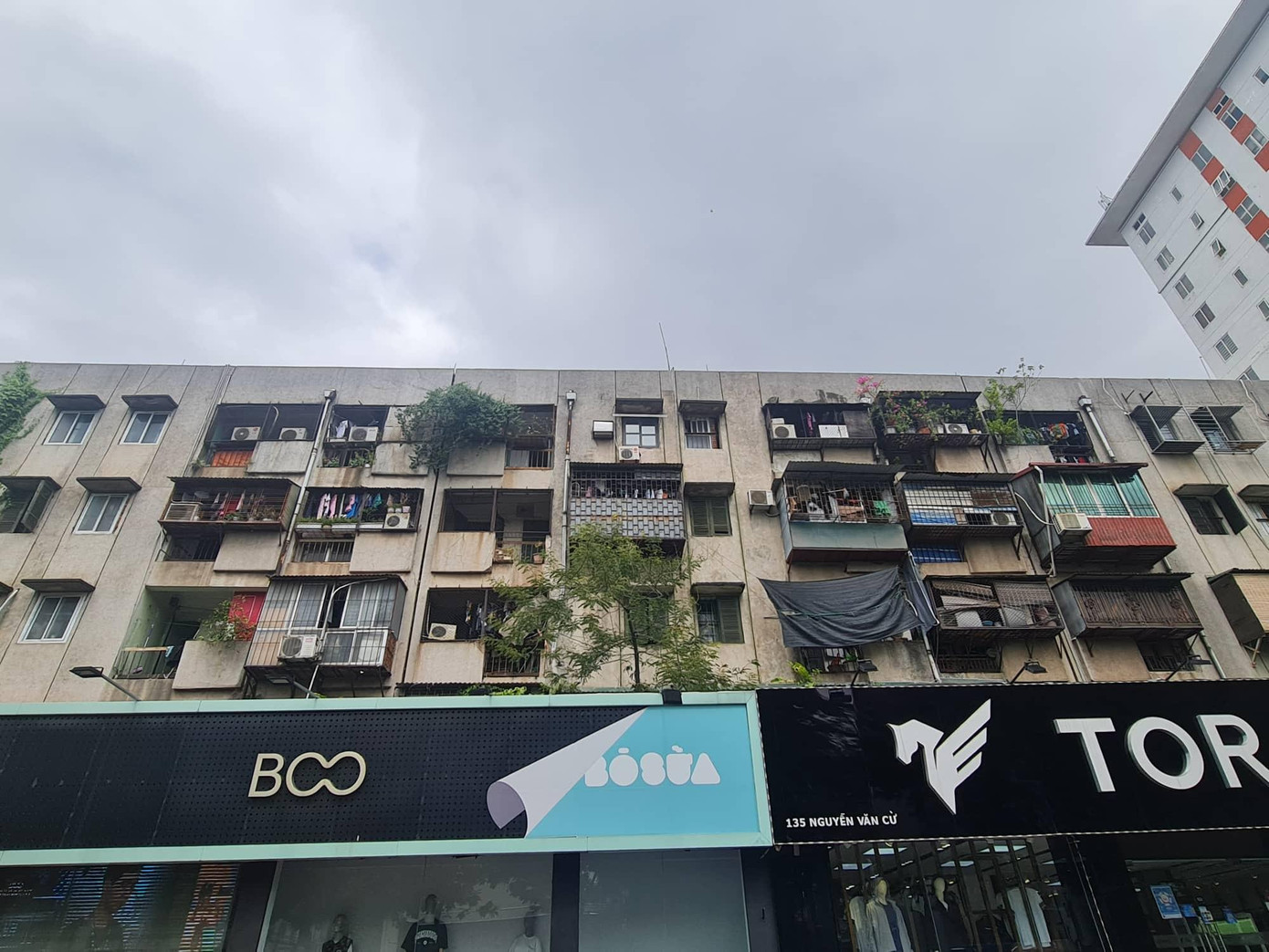 UBND thành phố Hà Nội vừa chấp thuận bổ sung danh mục nhà chung cư thuộc trường hợp phá dỡ nhà chung cư để cải tạo, xây dựng lại đối với Khu tập thể Hóa chất và Khu tập thể Rau quả nông sản tại 135 Nguyễn Văn Cừ, phường Ngọc Lâm, quận Long Biên,