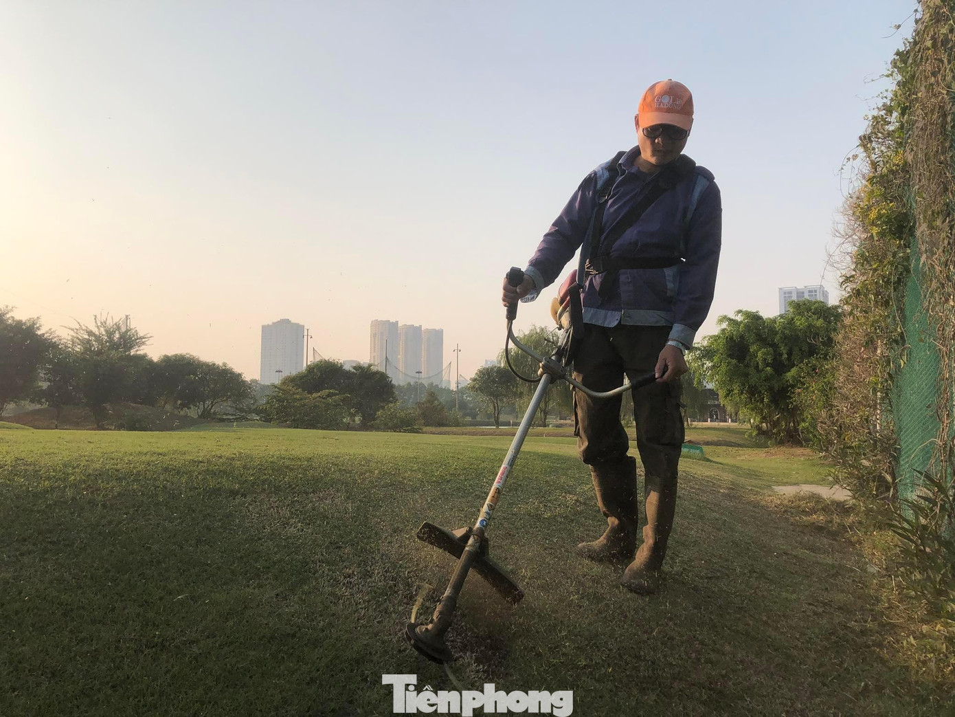 Chỉ còn một số công nhân thực hiện cắt cỏ, duy trì mặt cỏ. Theo nhân viên tại đây, điện nước bị cắt khiến họ phải thực hiện cắt cỏ, tưới nước thủ công