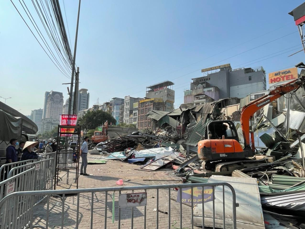 Trước thời điểm cưỡng chế, đã có thêm 2 hộ chủ động nhận tiền hỗ trợ, di dời tài sản, bàn giao mặt bằng là 456,32m2 cho Ban Quản lý dự án đầu tư xây dựng quận. Do đó, còn lại 13 hộ phải thực hiện cưỡng chế. "Các hộ dân cũng đã chủ động di chuyển tài sản có giá trị ra khỏi hiện trường. Trong sáng nay đã hoàn thành cưỡng chế", đại diện UBND quận Nam Từ Liêm thông tin.