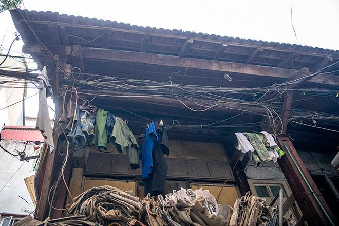 Khu nhà gỗ nguy hiểm tại phường Chương Dương, quận Hoàn Kiếm. Ảnh: Hoàn Như