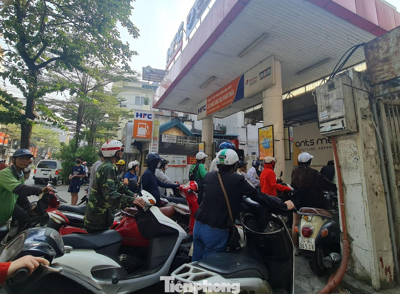 Tuy nhiên theo ghi nhận của PV Tiền Phong sáng 9/11, nhiều cây xăng bán theo kiểu đối phó, khiến người mua gặp nhiều khó khăn