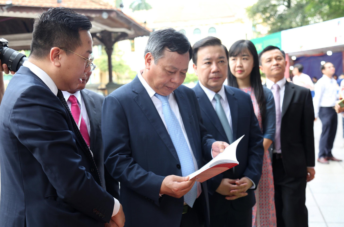 Hội Sách Hà Nội lần thứ VII - năm 2022 đã quy tụ 35 nhà xuất bản, doanh nghiệp phát hành sách trong cả nước với nhiều đầu sách có giá trị và các chương trình giao lưu, trải nghiệm sách hấp dẫn. "Hội Sách Hà Nội lần thứ VII - năm 2022 tiếp tục khẳng định tầm quan trọng của sách trong đời sống xã hội, truyền thống hiếu học của dân tộc Việt Nam và của người Hà Nội Hội Sách Hà Nội lần thứ VII - năm 2022 đã quy tụ 35 nhà xuất bản, doanh nghiệp phát hành sách trong cả nước với nhiều đầu sách có giá trị và các chương trình giao lưu, trải nghiệm sách hấp dẫn. "Hội Sách Hà Nội lần thứ VII - năm 2022 tiếp tục khẳng định tầm quan trọng của sách trong đời sống xã hội, truyền thống hiếu học của dân tộc Việt Nam và của người Hà Nội