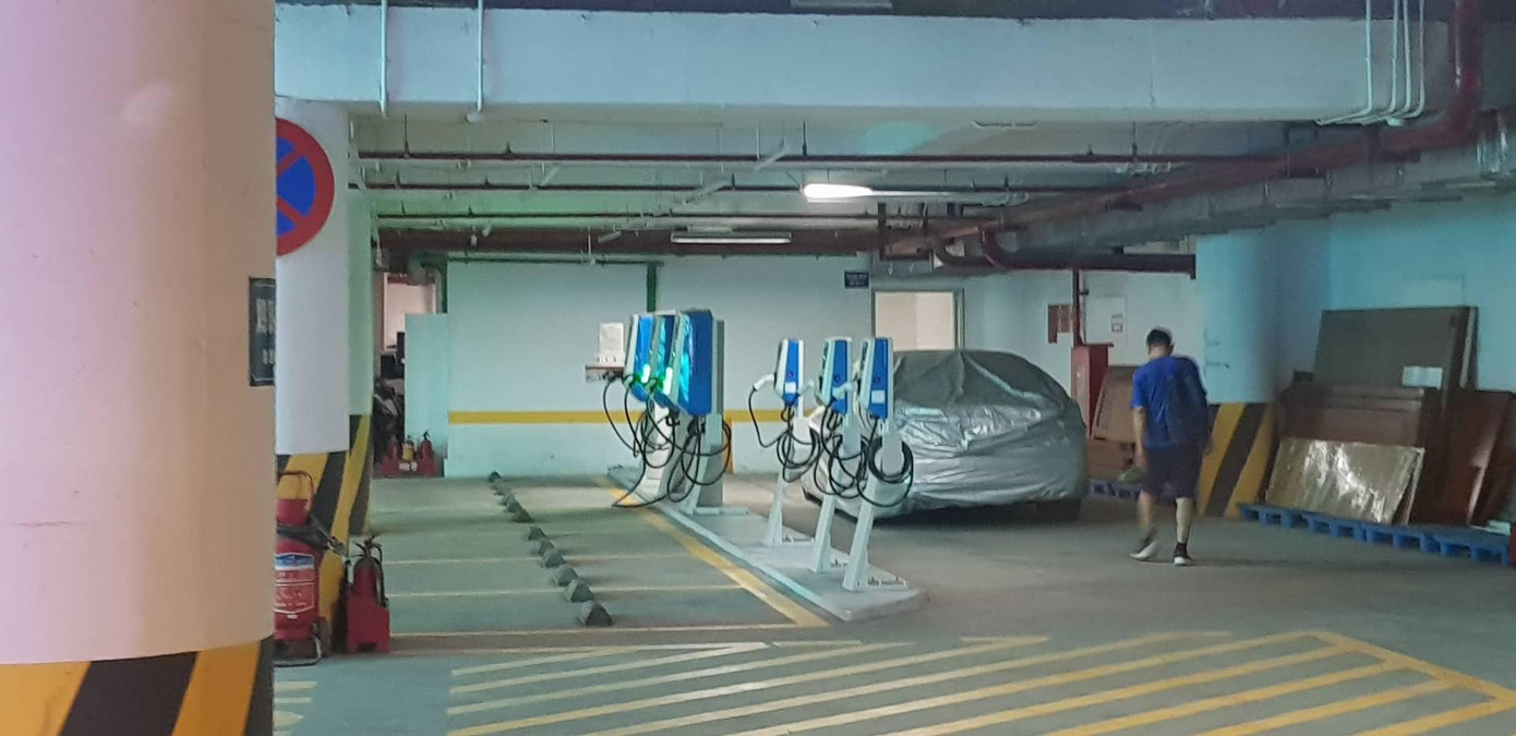 Tuy nhiên, sau gần 4 tháng đình chỉ, bãi xe này vẫn tiếp tục hoạt động, xe ra vào tấp nập.