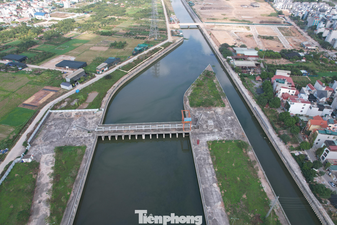 Để đảm bảo tiến độ dự án, ông Chu Phú Mỹ - Giám đốc Sở NN&amp;PTNT đã có văn bản đề nghị UBND quận Hà Đông tham mưu cho thành phố quyết định hình thức tái định cư, đẩy nhanh tiến độ giải phóng mặt bằng đối với 43 trường hợp đủ điều kiện TĐC vào khu đất B dịch vụ phường Yên Nghĩa, quận Hà Đông theo chính sách đã được UBND thành phố chấp thuận. Bên cạnh đó, đề nghị UBND quận Hà Đông đẩy nhanh tiến độ thẩm định, phê duyệt, lựa chọn nhà thầu thực hiện công tác di chuyển công trình hạ tầng kỹ thuật (đường điện, nước sạch và hệ thống đường viễn thông) phục vụ công tác giải phóng mặt bằng.