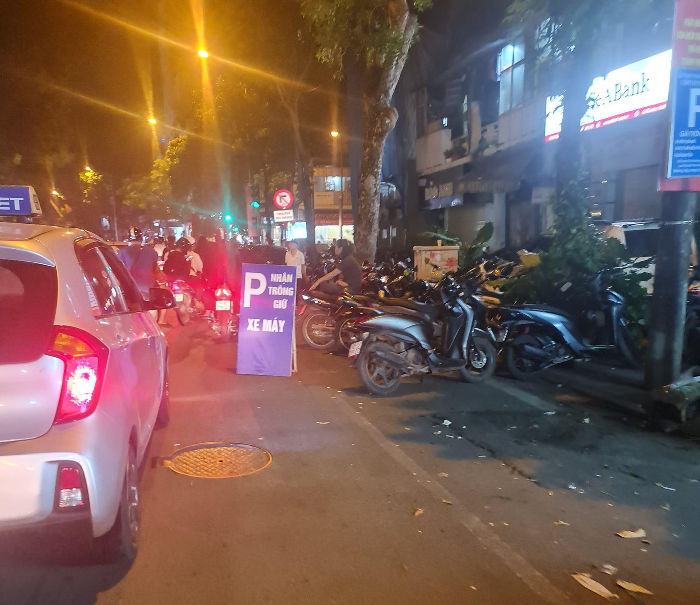 Trông giữ xe tự phát, "chặt chém" bủa vây phố đi bộ cuối tuần quanh hồ Hoàn Kiếm