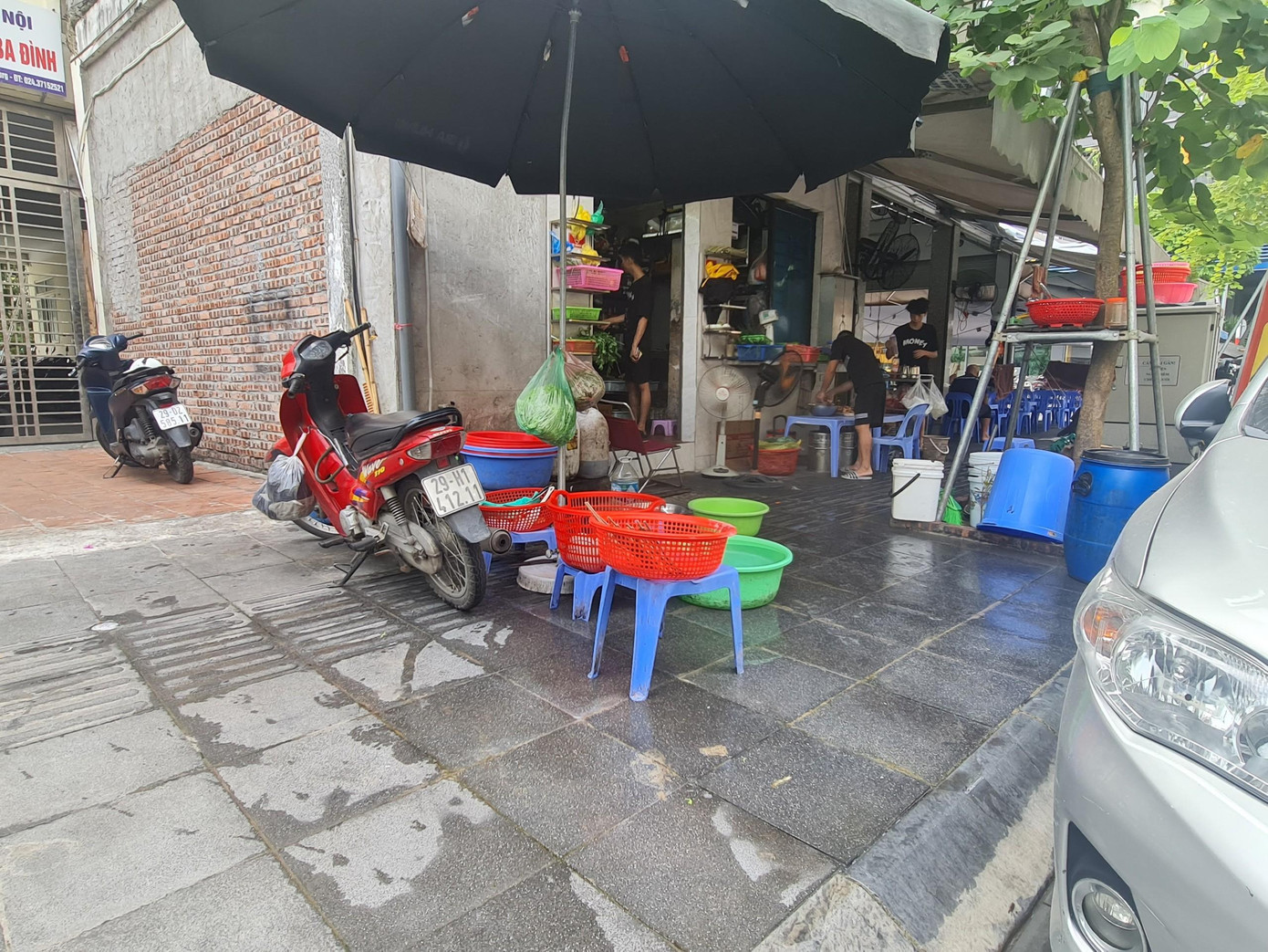 Một nhà hàng bia để toàn bộ đồ nhựa ra vỉa hè