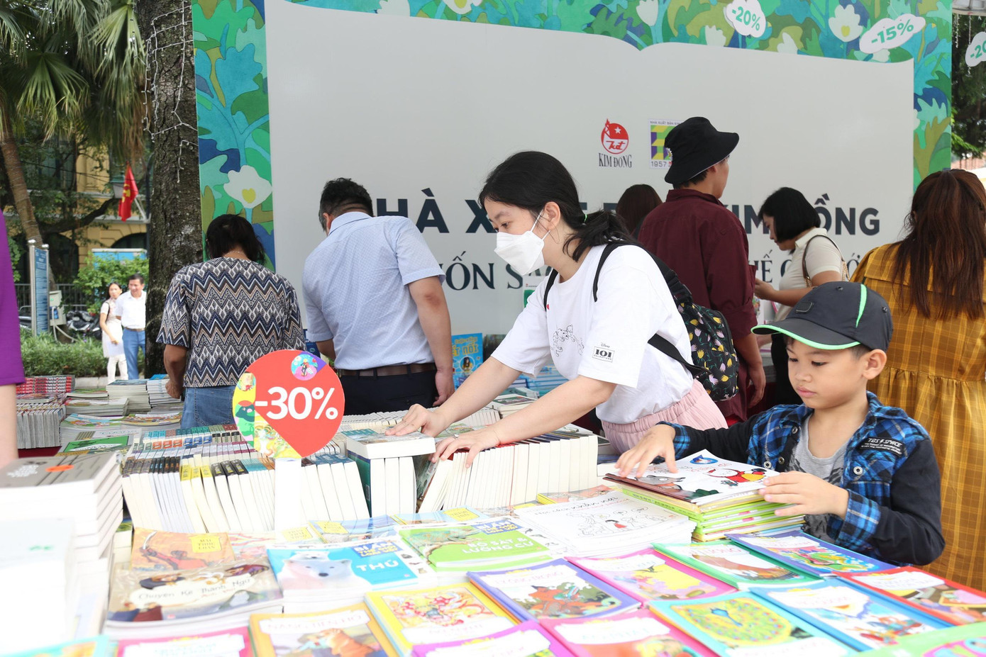 Hội sách Hà Nội năm 2022 diễn ra sôi nổi với chuỗi hoạt động phong phú gồm: Giới thiệu sách “Triệu dấu chân qua những cửa ô” của tác giả Trương Quý, khách mời giao lưu là Tiến sỹ văn học Phạm Xuân Thạch; Chương trình tọa đàm “Từ Hoa Lư đến Thăng Long - Cuộc dời đô lịch sử", xung quanh lịch sử dời đô của vua Lý Công Uẩn và những thành tựu rực rỡ của triều Lý với bộ tiểu thuyết lịch sử "Tám triều vua Lý" (gồm 4 tập) của nhà văn Hoàng Quốc Hải; Tọa đàm, ra mắt bộ sách “Vương triều trên đất Thăng Long”. Hội sách Hà Nội năm 2022 diễn ra sôi nổi với chuỗi hoạt động phong phú gồm: Giới thiệu sách “Triệu dấu chân qua những cửa ô” của tác giả Trương Quý, khách mời giao lưu là Tiến sỹ văn học Phạm Xuân Thạch; Chương trình tọa đàm “Từ Hoa Lư đến Thăng Long - Cuộc dời đô lịch sử", xung quanh lịch sử dời đô của vua Lý Công Uẩn và những thành tựu rực rỡ của triều Lý với bộ tiểu thuyết lịch sử "Tám triều vua Lý" (gồm 4 tập) của nhà văn Hoàng Quốc Hải; Tọa đàm, ra mắt bộ sách “Vương triều trên đất Thăng Long”.