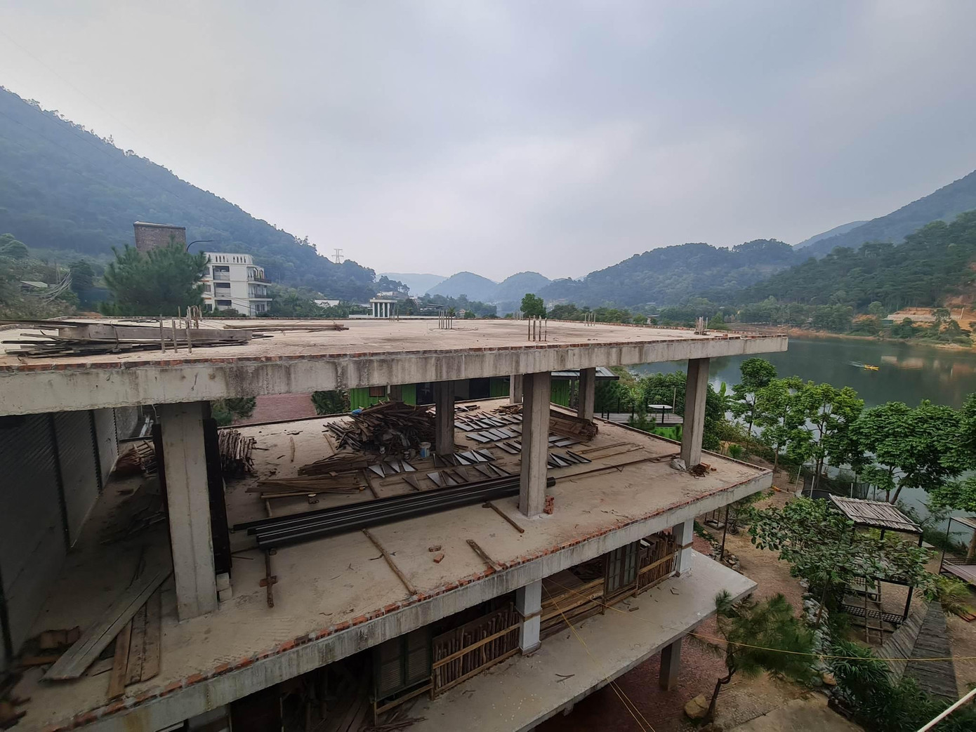 Một công trình tại điểm nóng vi phạm đang bị đình chỉ, dừng hoạt động tại xã Minh Trí Một công trình tại điểm nóng vi phạm đang bị đình chỉ, dừng hoạt động tại xã Minh Trí