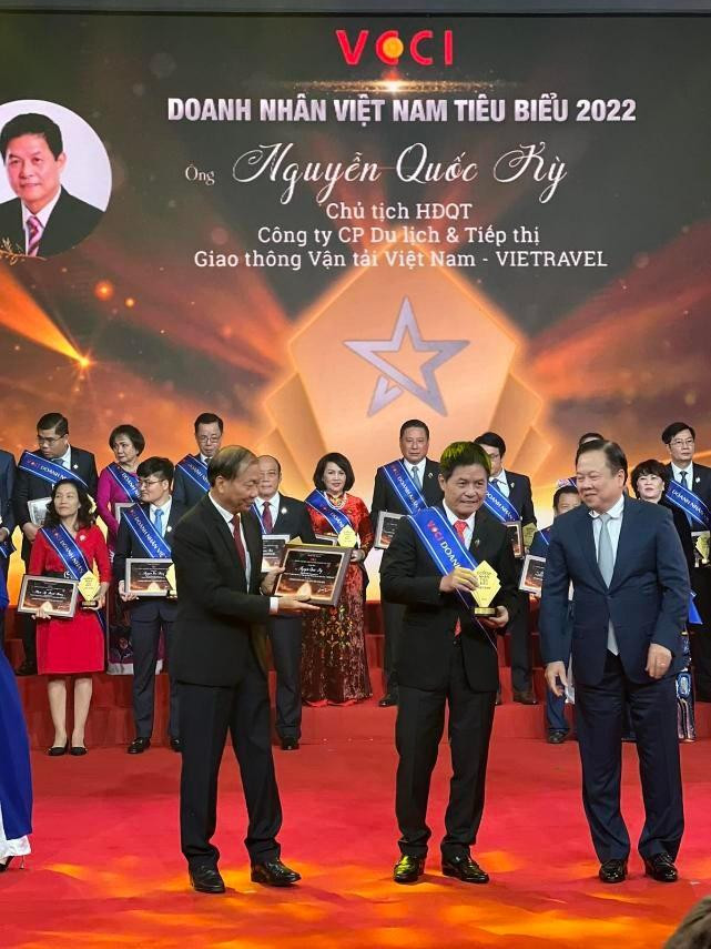 Ông Nguyễn Quốc Kỳ - Chủ tịch HĐQT Tập đoàn Vietravel vinh dự được trao tặng danh hiệu “Doanh nhân Việt Nam tiêu biểu” năm 2022