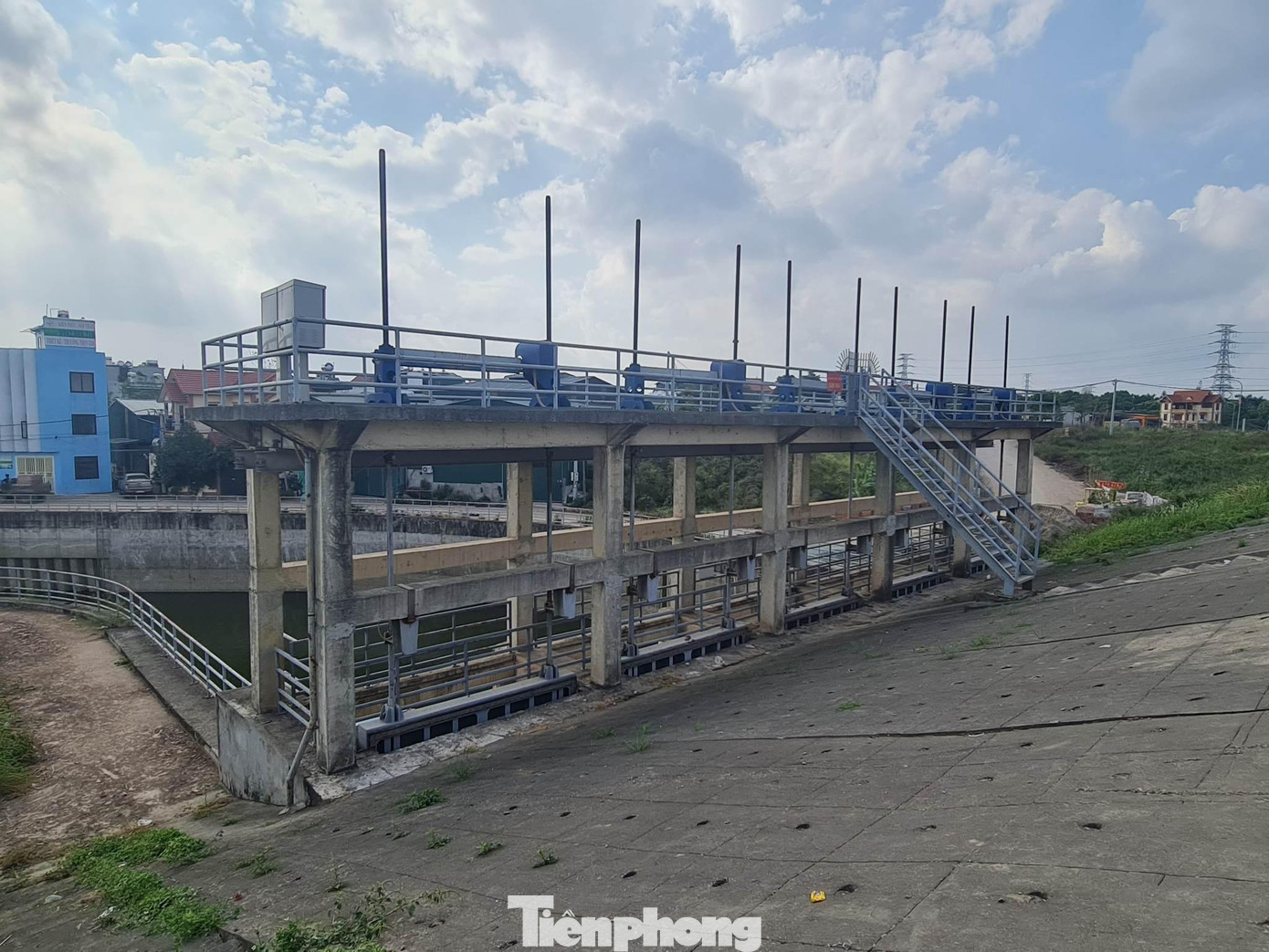 Về kỳ vọng sau khi hoàn thành, trạm bơm Yên Nghĩa sẽ giúp khu vực các quận Nam Từ Liêm, Hoài Đức... thoát cảnh ngập úng mỗi khi mưa lớn, đại diện Sở NN&amp;PTNT thẳng thắn: "Ngay cả khi hoàn thành, khả năng thoát nước cho các khu vực nội đô vẫn hạn chế, ngập là khó tránh". Lý do bởi nhiệm vụ chính của dự án là phục vụ sản xuất cho hơn 6.000 ha lúa và hoa màu của Hoài Đức, trong đó có thêm nhiệm vụ hỗ trợ thoát nước đô thị.