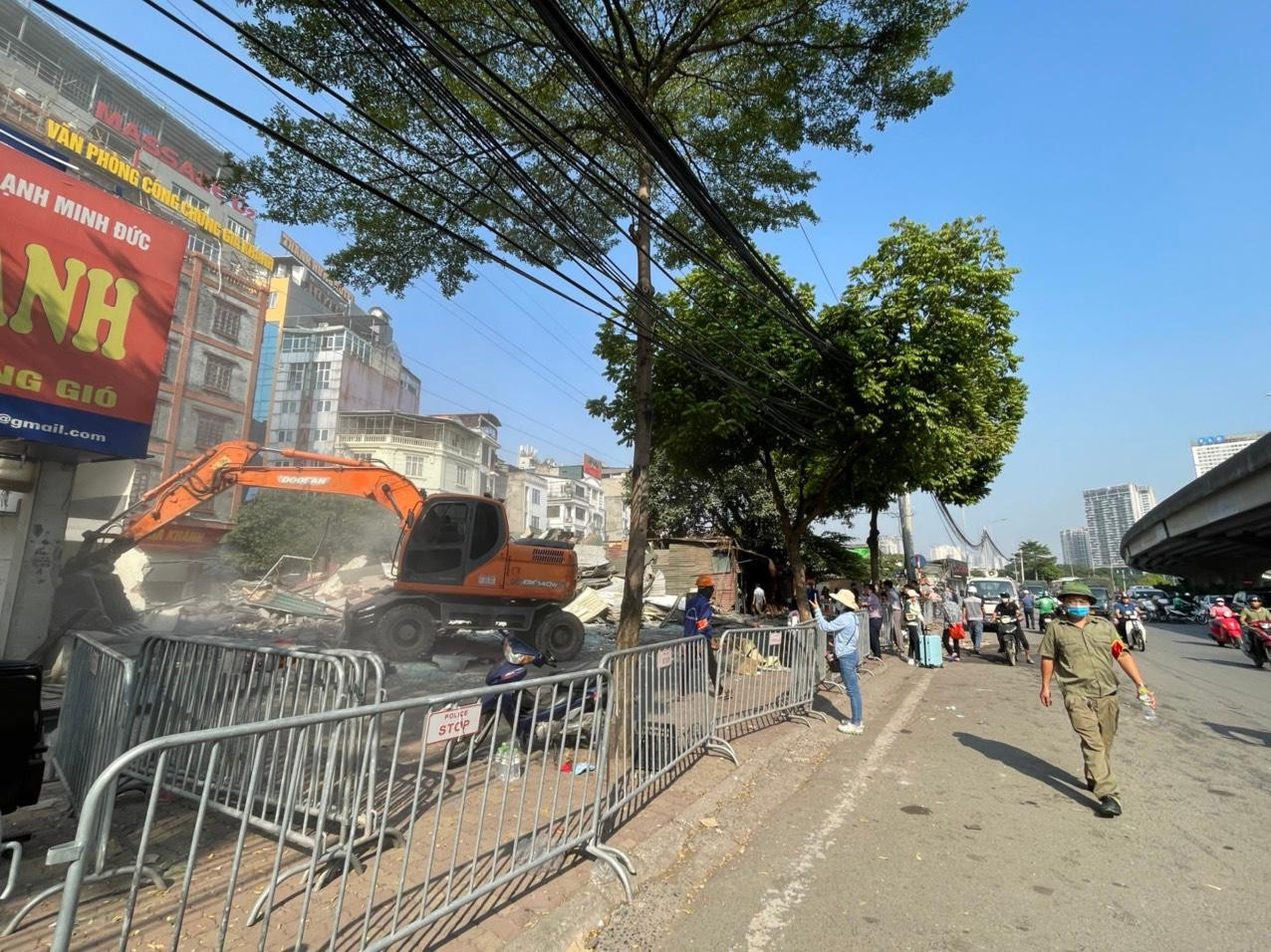 Dự án Xây dựng tuyến đường từ đường Phạm Hùng đến đường Lê Đức Thọ, quận Nam Từ Liêm có tổng diện tích dự án là 168.014,9 m2, diện tích đất thu hồi tại phường Mỹ Đình 1 là gần 59.000m2. Trong đó, đất nông nghiệp các hộ gia đình sử dụng là 41.377m2. Tổng số hộ gia đình và tổ chức liên quan: 142 hộ đất nông nghiệp và 1 tổ chức.