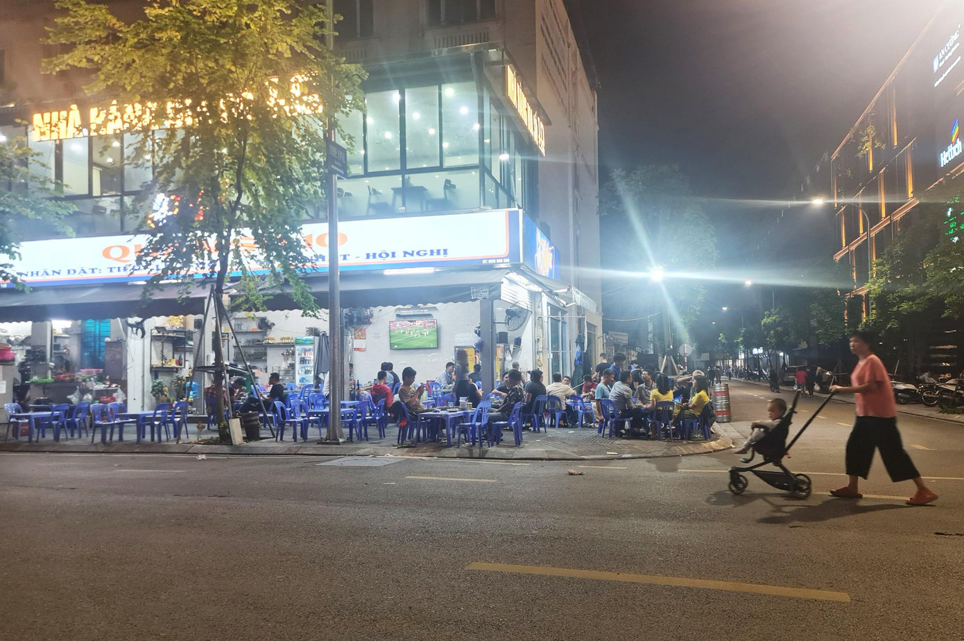 Quán bia đẩy người đi bộ xuống đường