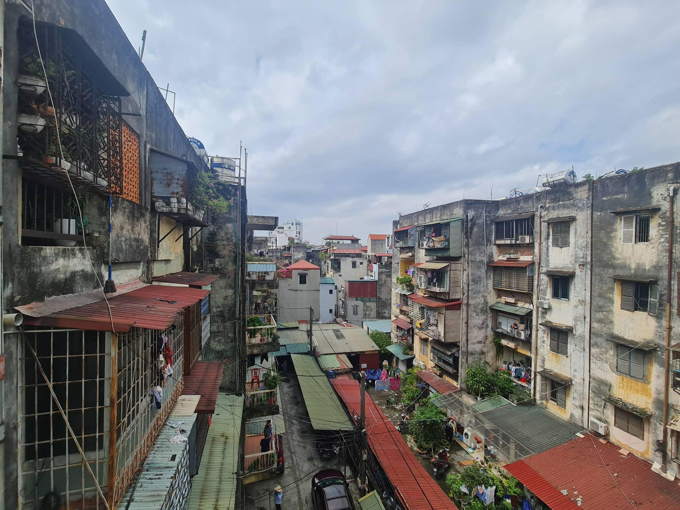 Hai khu tập thể được xây dựng cạnh nhau, cùng trong ngõ 135 Nguyễn Văn Cừ