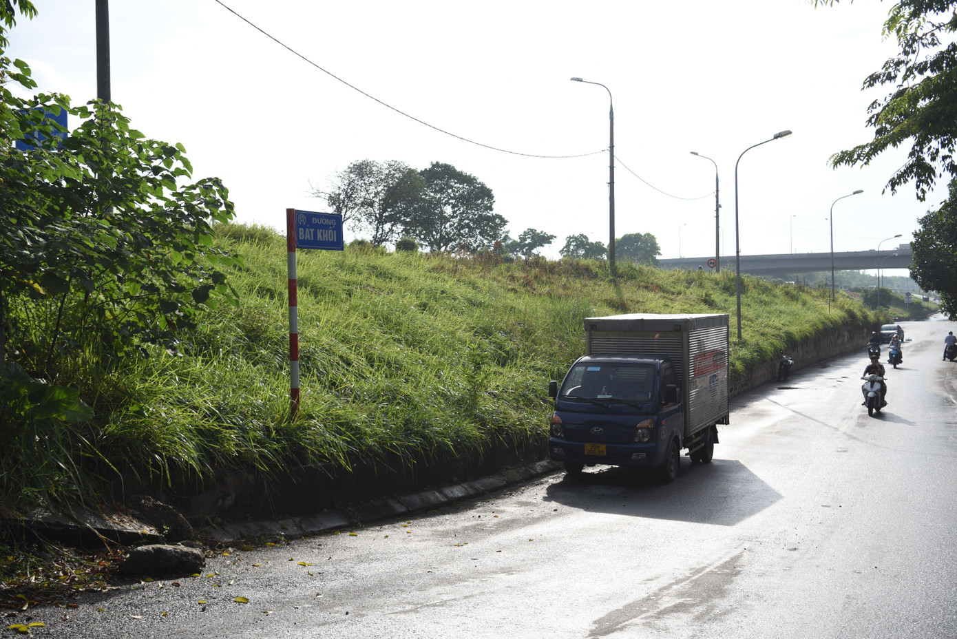 Theo người dân tại khu vực đê qua đường Bát Khối (phường Long Biên), đã nhiều tháng nay không thấy đơn vị duy tu, cắt tỉa cỏ dại, khiến khu vực này cỏ mọc um tùm như rừng cây