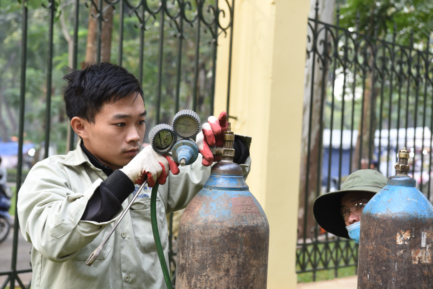 Phó Tổng Giám đốc Công ty Công viên Thống Nhất Ma Kiên Hán cho hay, công ty đã huy động 50% cán bộ, công nhân lao động triển khai thực hiện nhằm bảo đảm hoàn thành kịp thời phương án hạ thấp hàng rào, các trụ cột hàng rào đã được UBND thành phố phê duyệt, phục vụ tuyến phố đi bộ khu vực đường Trần Nhân Tông (dự kiến khai trương ngày 30/12/2022).