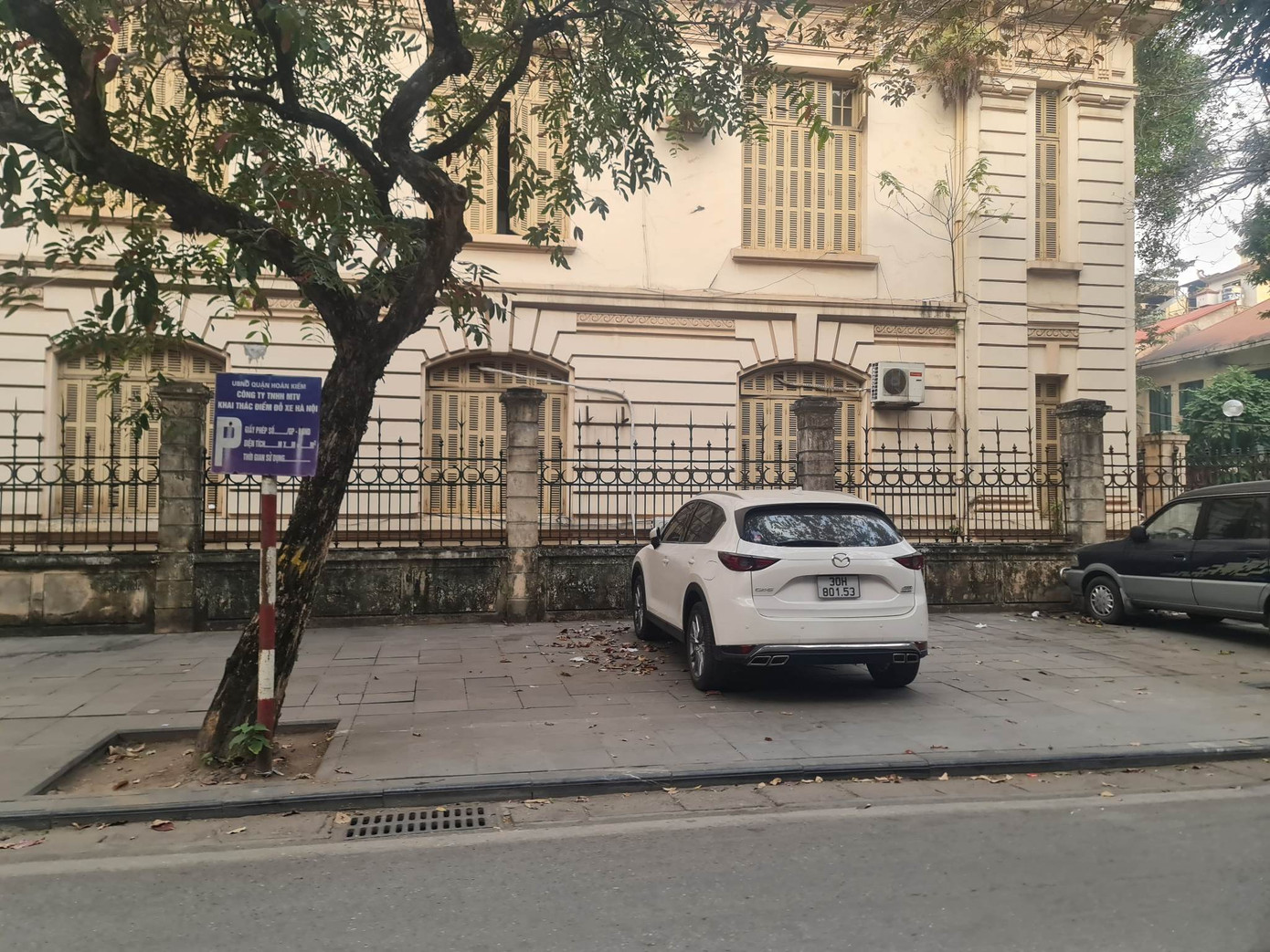 Bãi trông giữ xe trên vỉa hè phố Quang Trung, quận Hoàn Kiếm đã vắng bóng ô tô