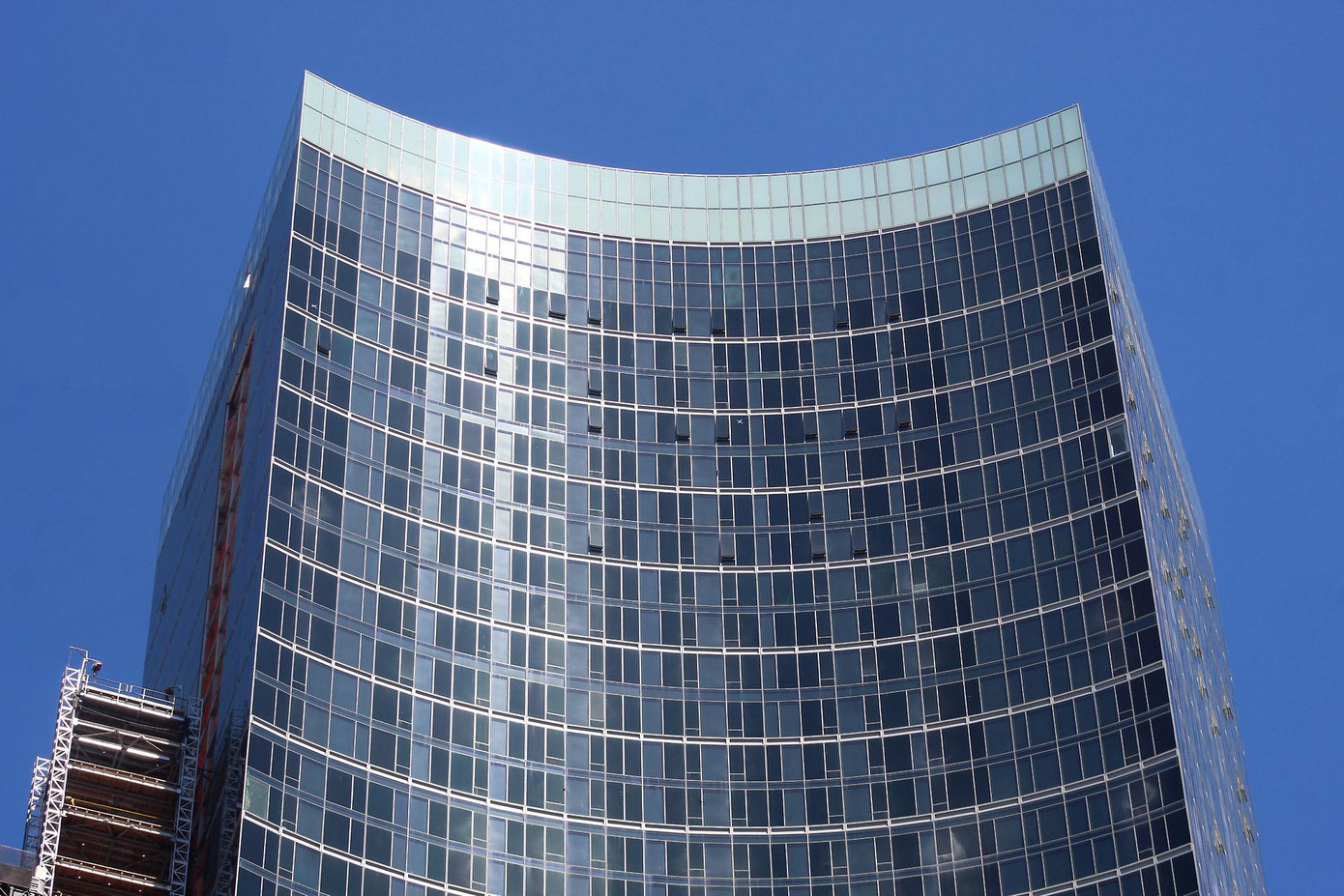 Đặc biệt, cư dân của tòa nhà có quyền truy cập vào một ứng dụng tên Spireworks, cho phép họ thay đổi màu sắc của ánh sáng trên đỉnh một số tòa nhà nhất định ở New York.